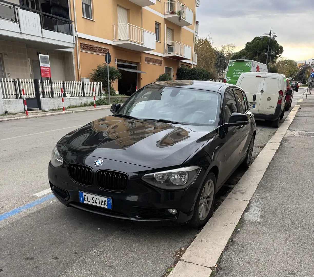 BMW 118 118i 5p Urban - 1