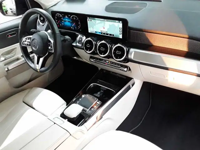 Mercedes-Benz GLB view 9
