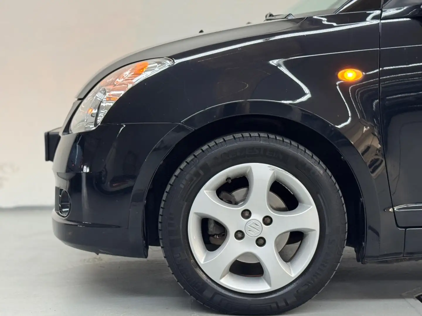 Suzuki Swift 1.3 Shogun 5 Deurs Airco Lage KM NAP APK Multimedi Чорний - 2