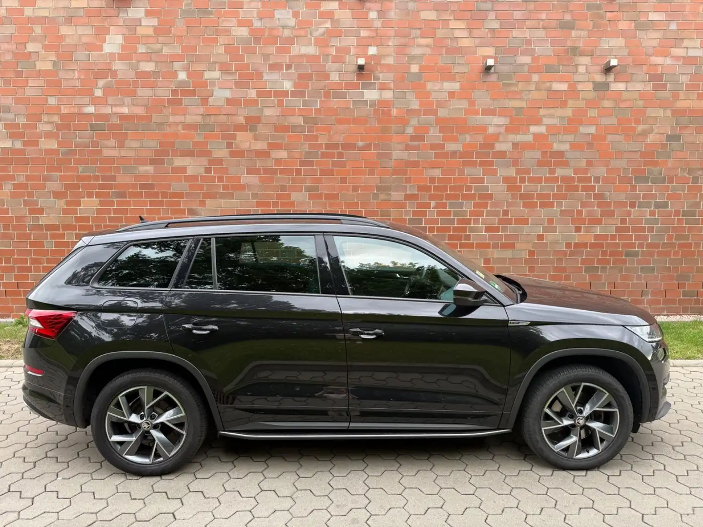 Skoda Kodiaq Sportline 4x4-LED-PANO-AHK-APP-STANDH.-19 Nero - 2