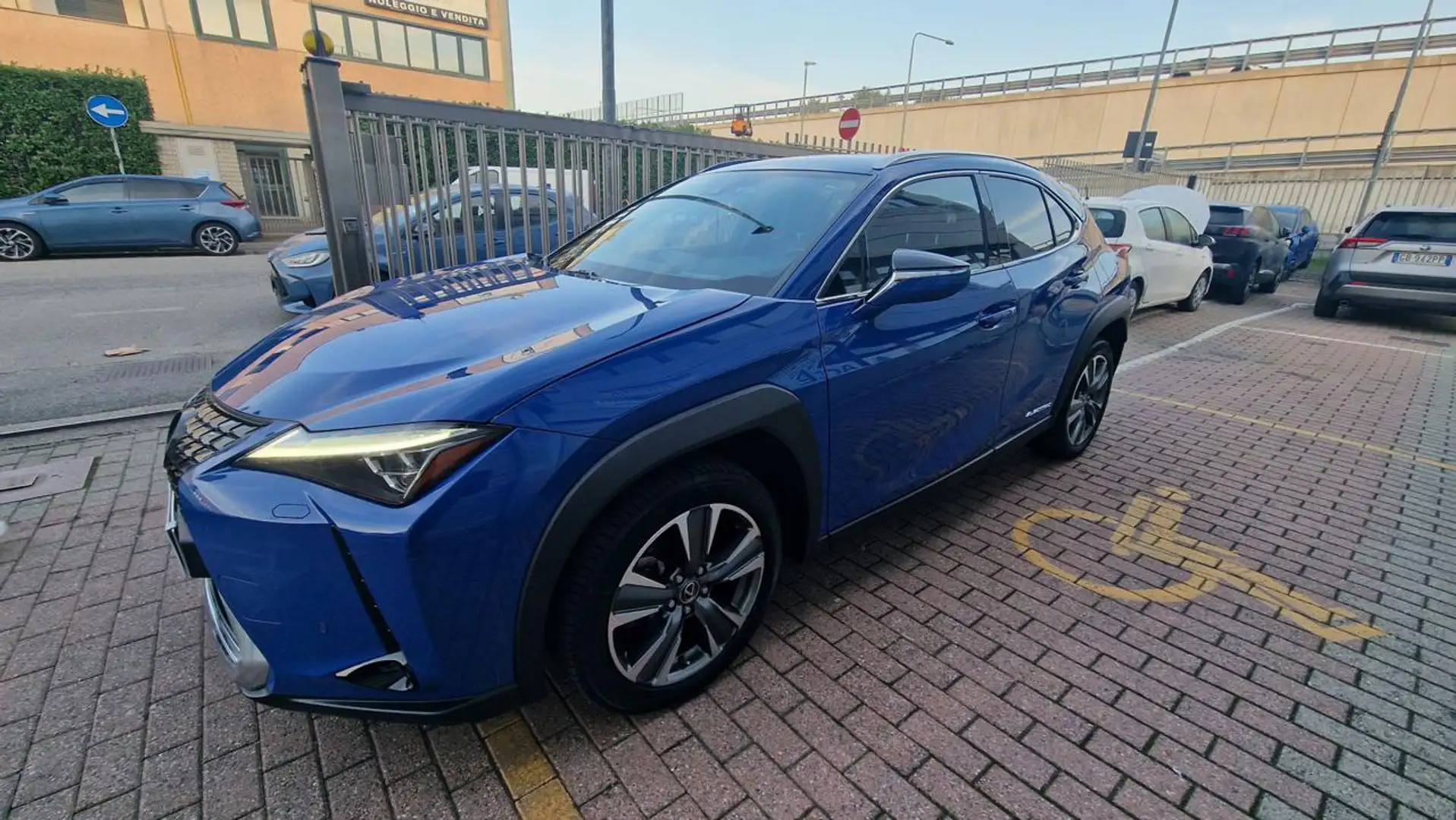 Lexus UX 300e UX Hybrid 4WD Luxury Bleu - 1