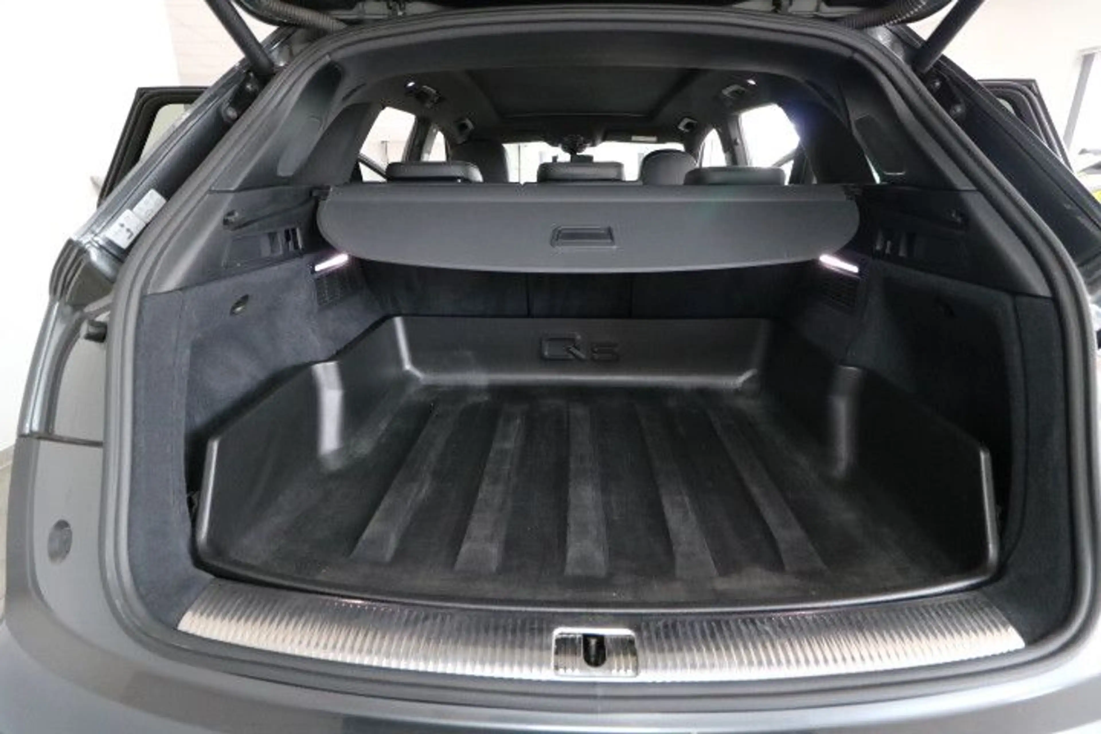 Audi SQ5 3.0 TDI quattro — photo 10