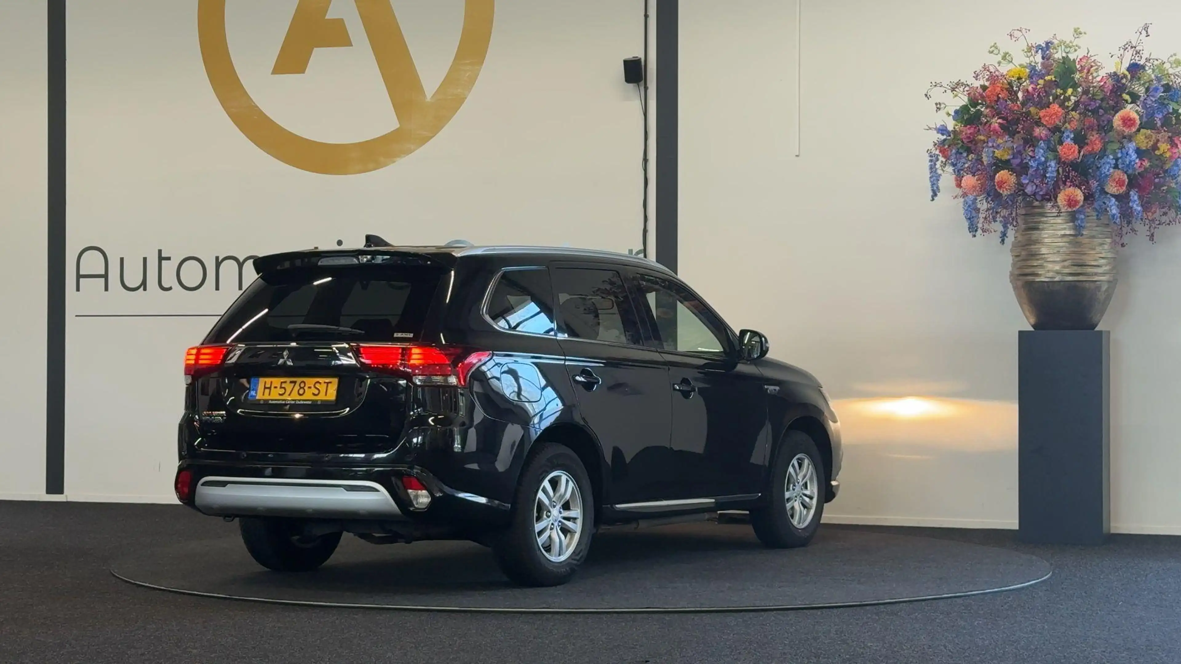 Mitsubishi Outlander 2.4 PHEV Pure | CAMERA | STOELVERWARMING | KEYLESS — photo 2