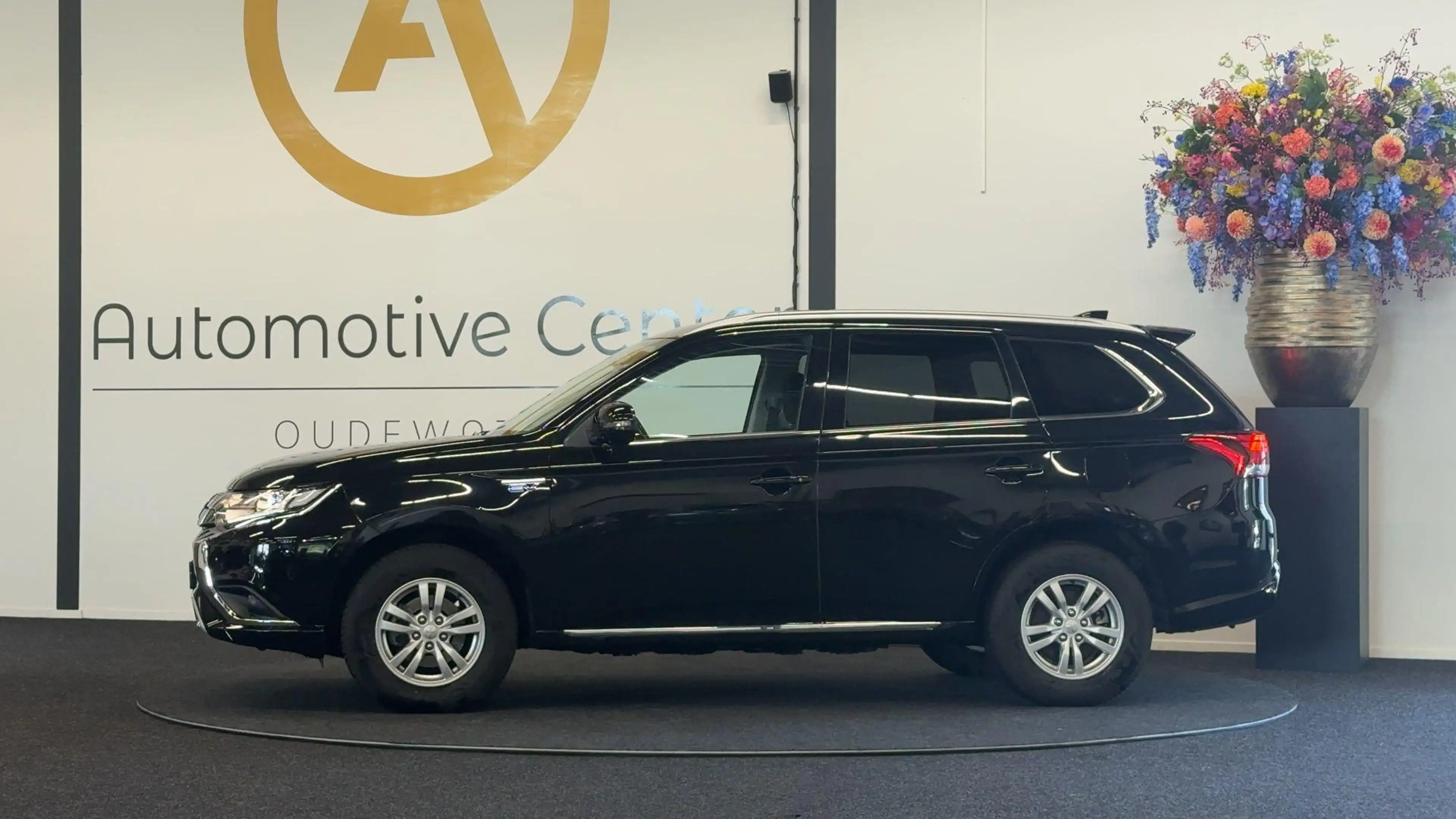 Mitsubishi Outlander 2.4 PHEV Pure | CAMERA | STOELVERWARMING | KEYLESS — photo 11