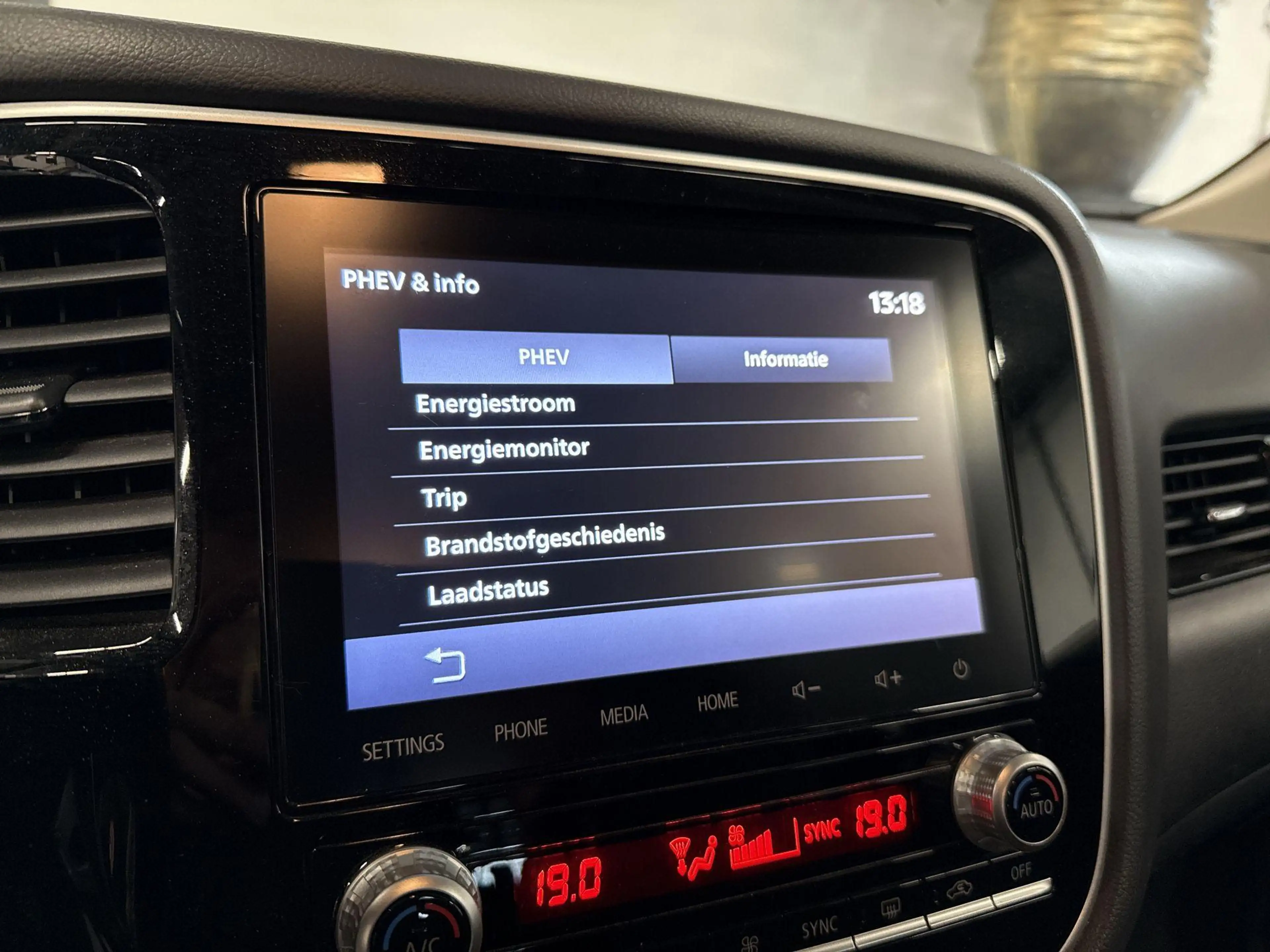 Mitsubishi Outlander 2.4 PHEV Pure | CAMERA | STOELVERWARMING | KEYLESS — photo 35