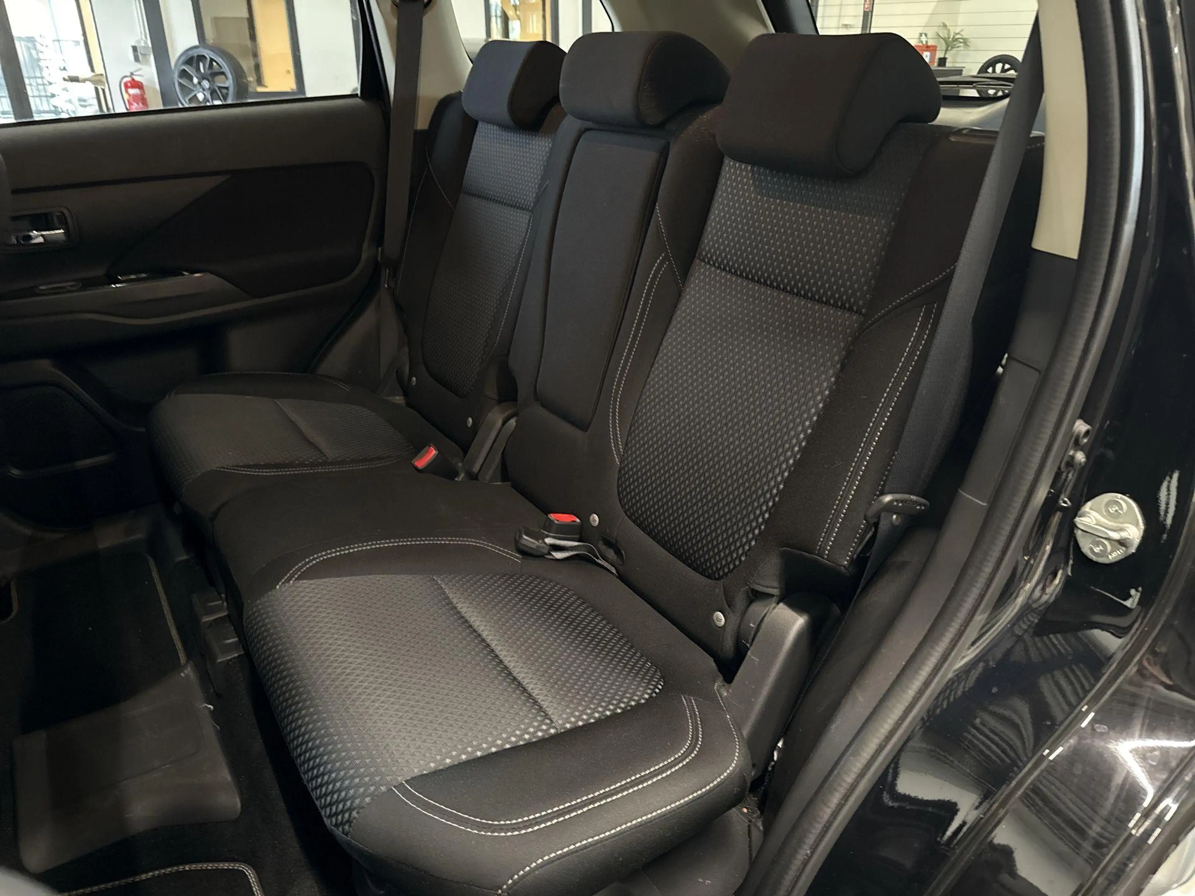Mitsubishi Outlander 2.4 PHEV Pure | CAMERA | STOELVERWARMING | KEYLESS — photo 38