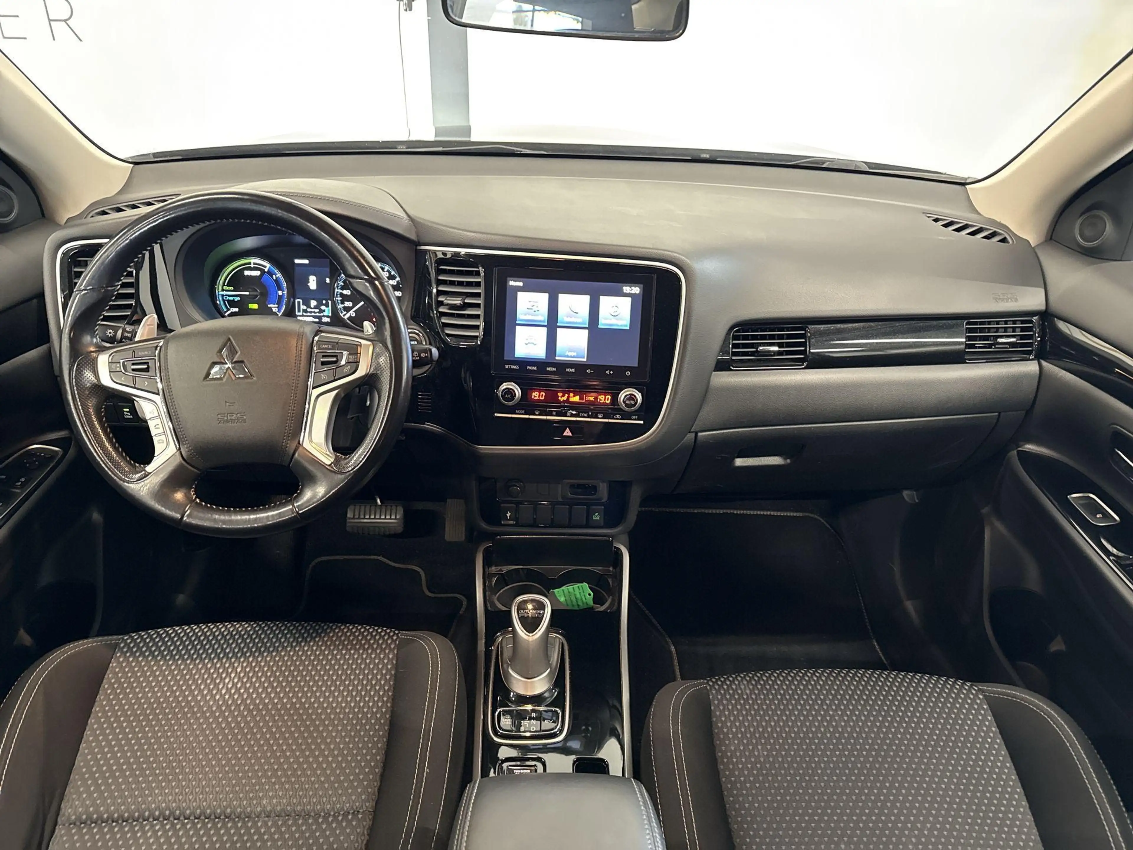 Mitsubishi Outlander 2.4 PHEV Pure | CAMERA | STOELVERWARMING | KEYLESS — photo 3
