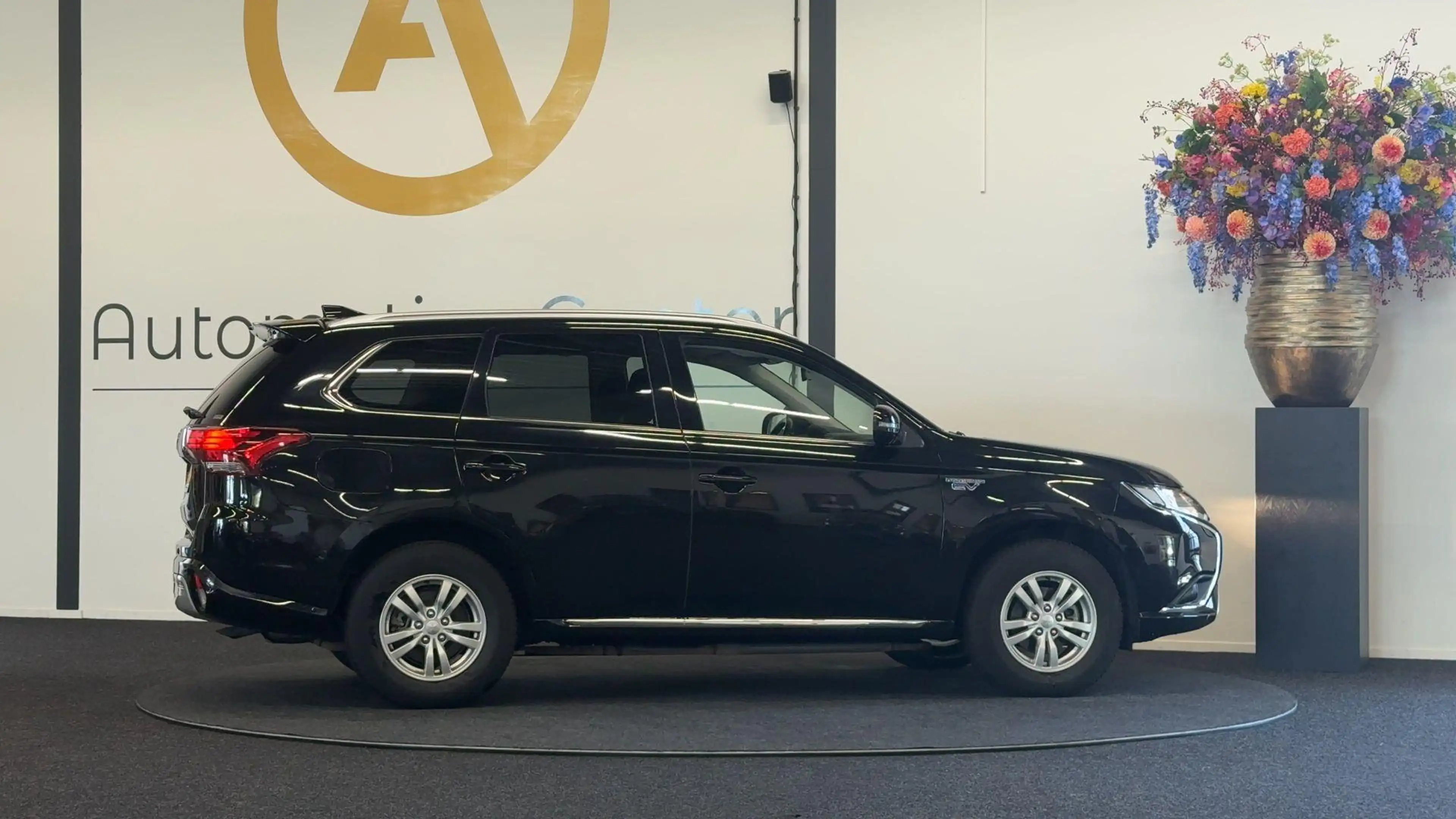 Mitsubishi Outlander 2.4 PHEV Pure | CAMERA | STOELVERWARMING | KEYLESS — photo 15
