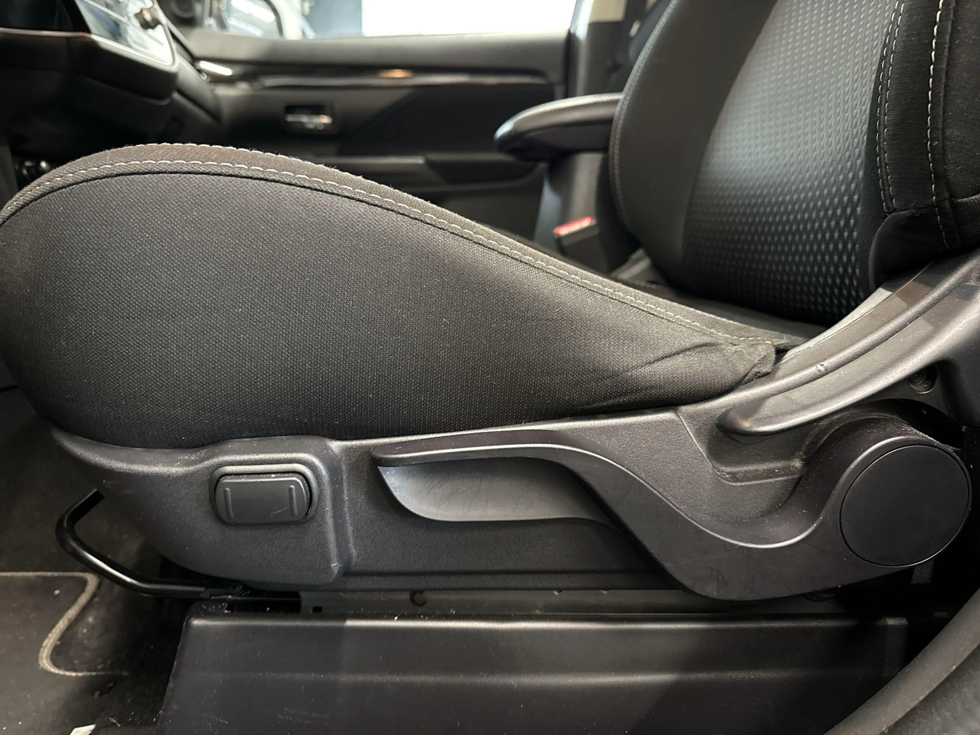 Mitsubishi Outlander 2.4 PHEV Pure | CAMERA | STOELVERWARMING | KEYLESS — photo 21