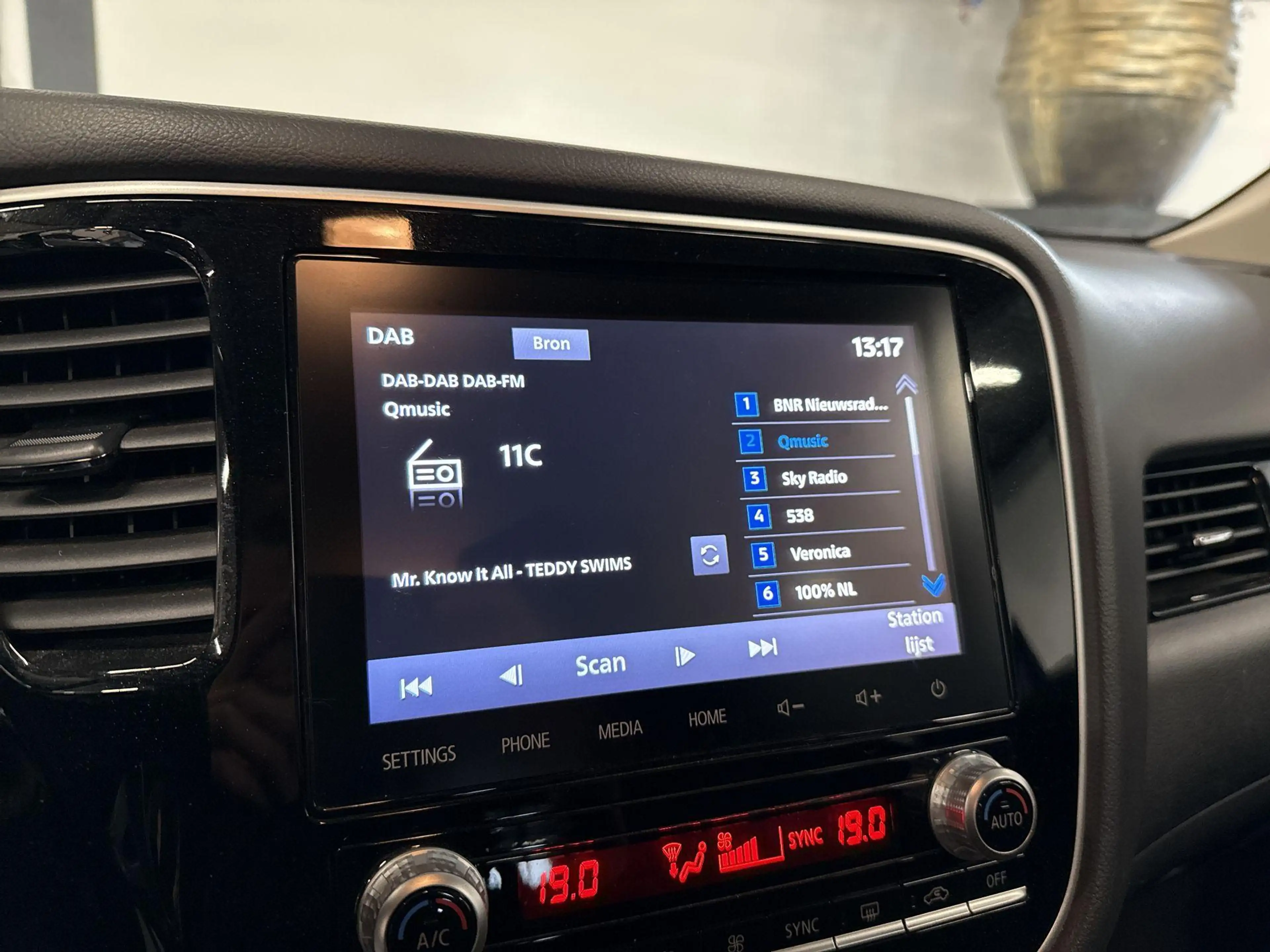 Mitsubishi Outlander 2.4 PHEV Pure | CAMERA | STOELVERWARMING | KEYLESS — photo 32