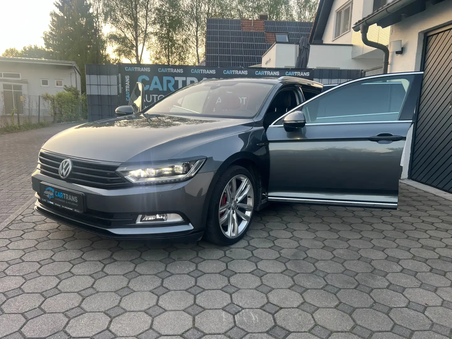 Volkswagen Passat Variant Highline 4Motion +LED + NAVI +AHK + 0%FINANZIERUNG Gris - 1