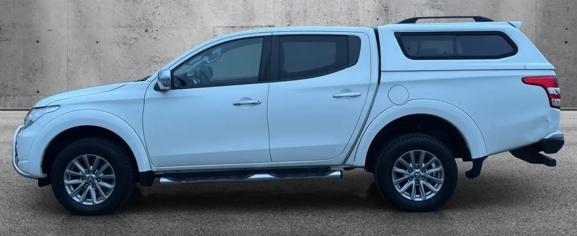 Mitsubishi L200 d.cab 2.4d Intense 4wd 181cv auto Fehér - 2