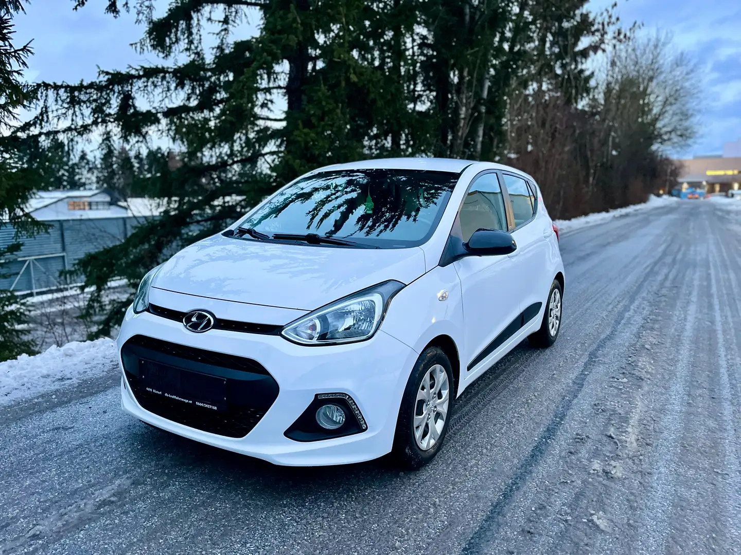 Hyundai i10 Black Line mit pickerl nur 100tkm Weiß - 1