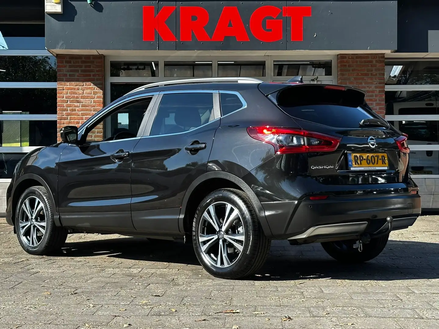 Nissan Qashqai N-Connecta 1.2 116 pk - AUTOMAAT - navi - panorama Zwart - 2
