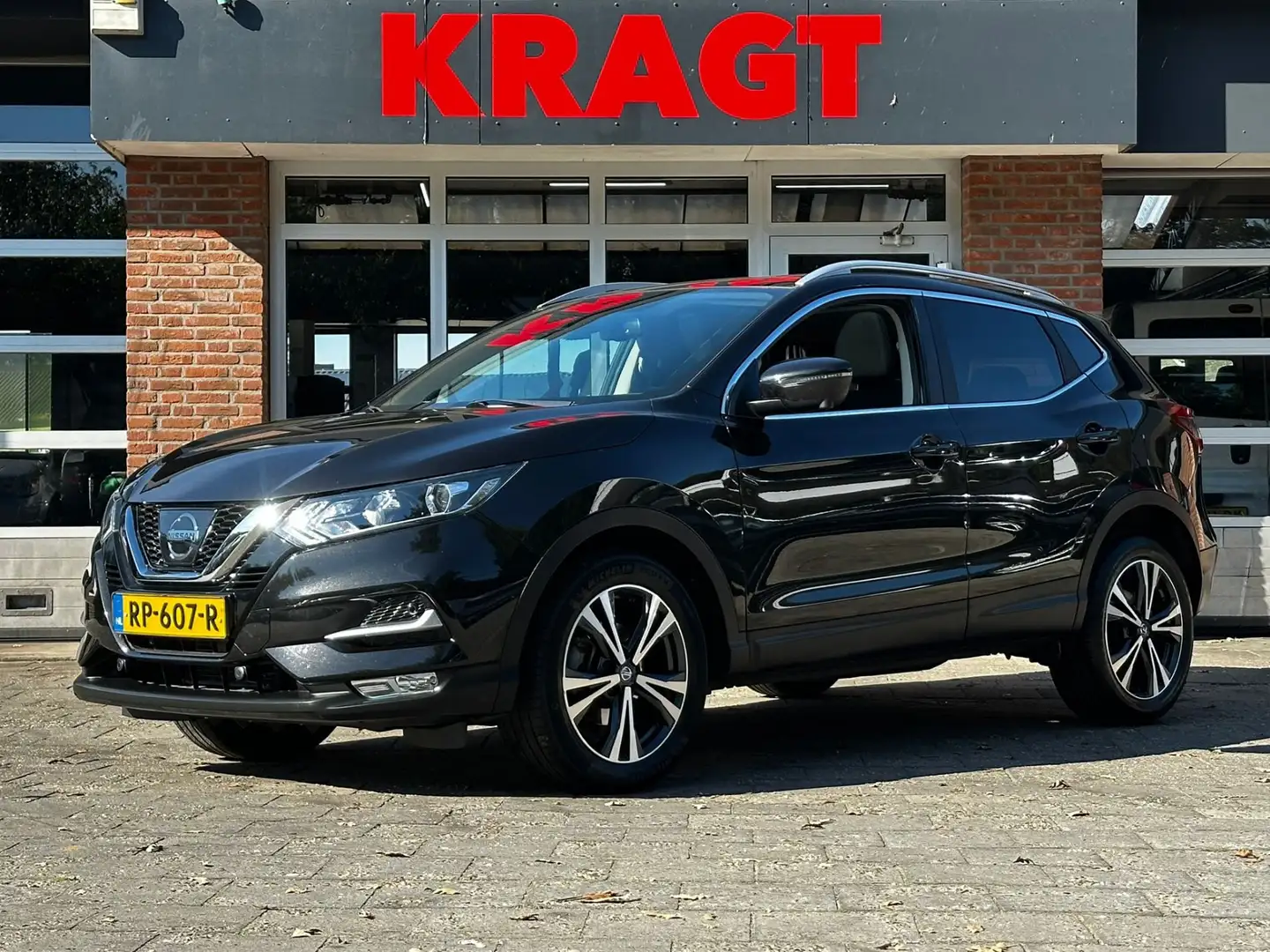 Nissan Qashqai N-Connecta 1.2 116 pk - AUTOMAAT - navi - panorama Zwart - 1