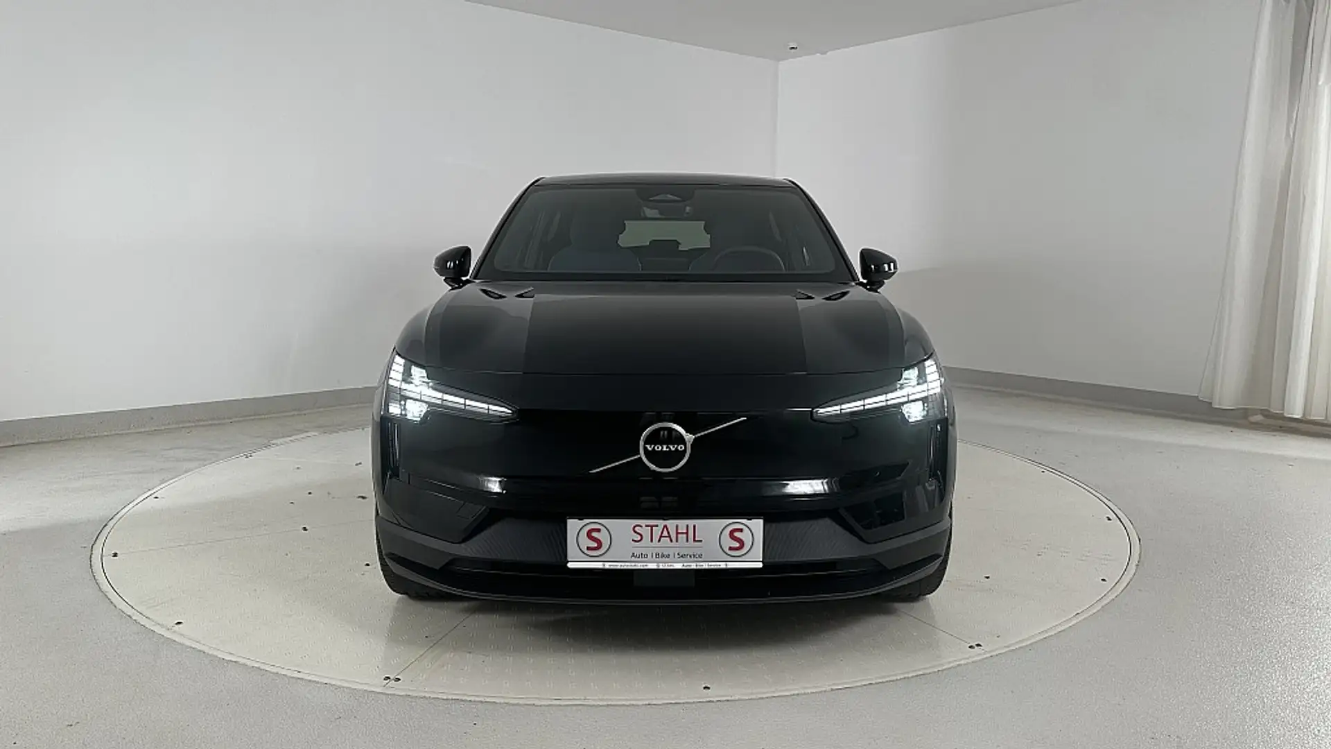 Volvo EX30 Single Motor Extended Range 69kWh Plus Schwarz - 2