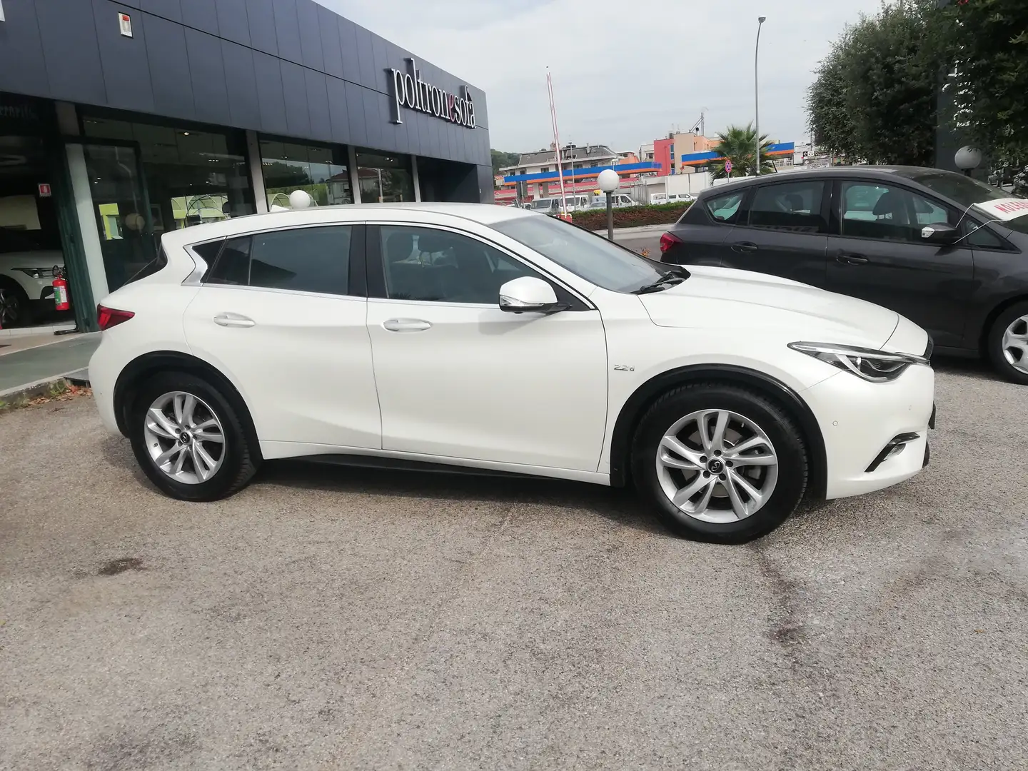 Infiniti Q30 Q30 2.2d Premium Tech awd 170cv  "NAVI"360"PELLE" Biały - 2