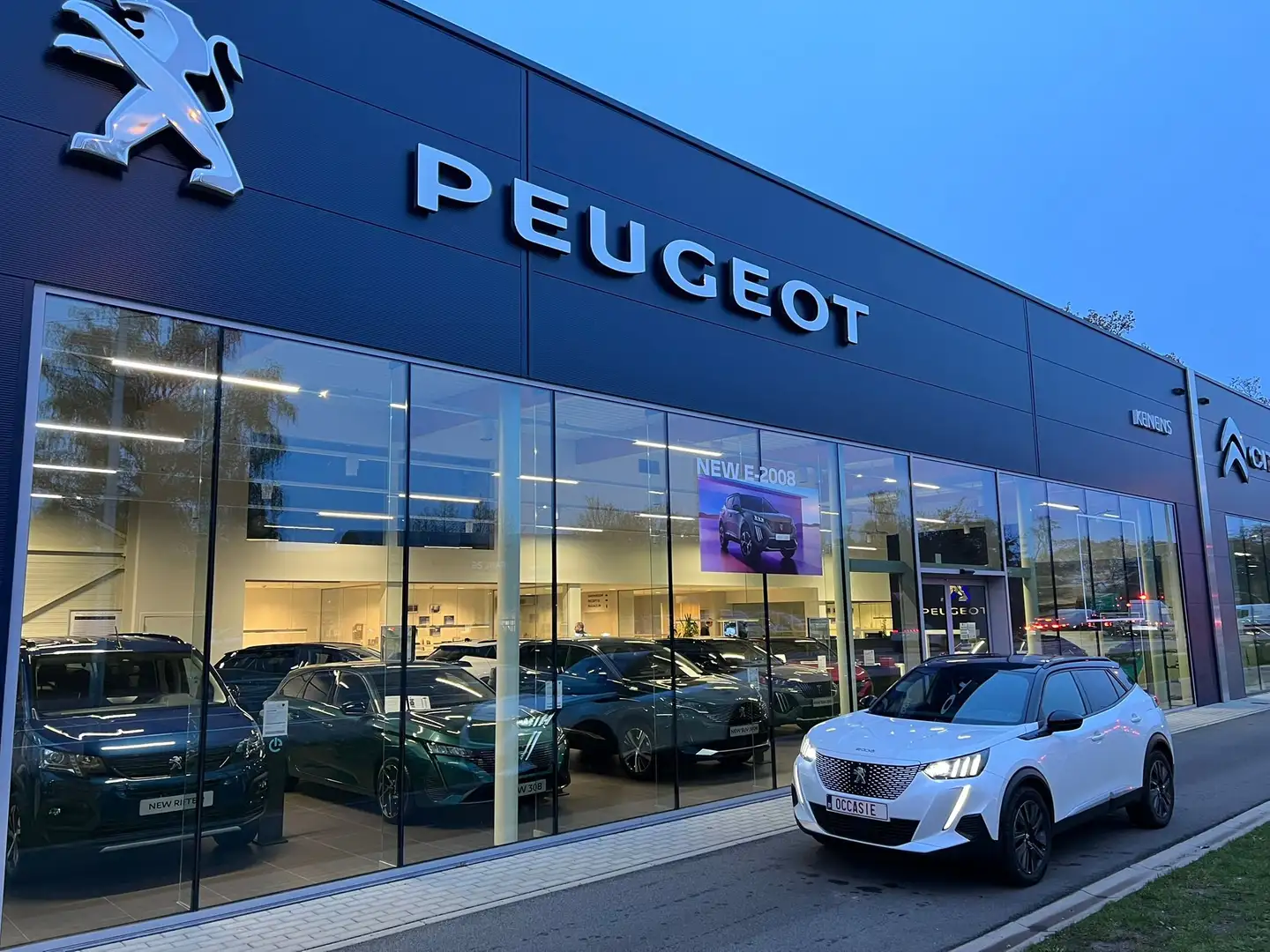 Peugeot e-2008 50 kWh GT Pack Fehér - 2