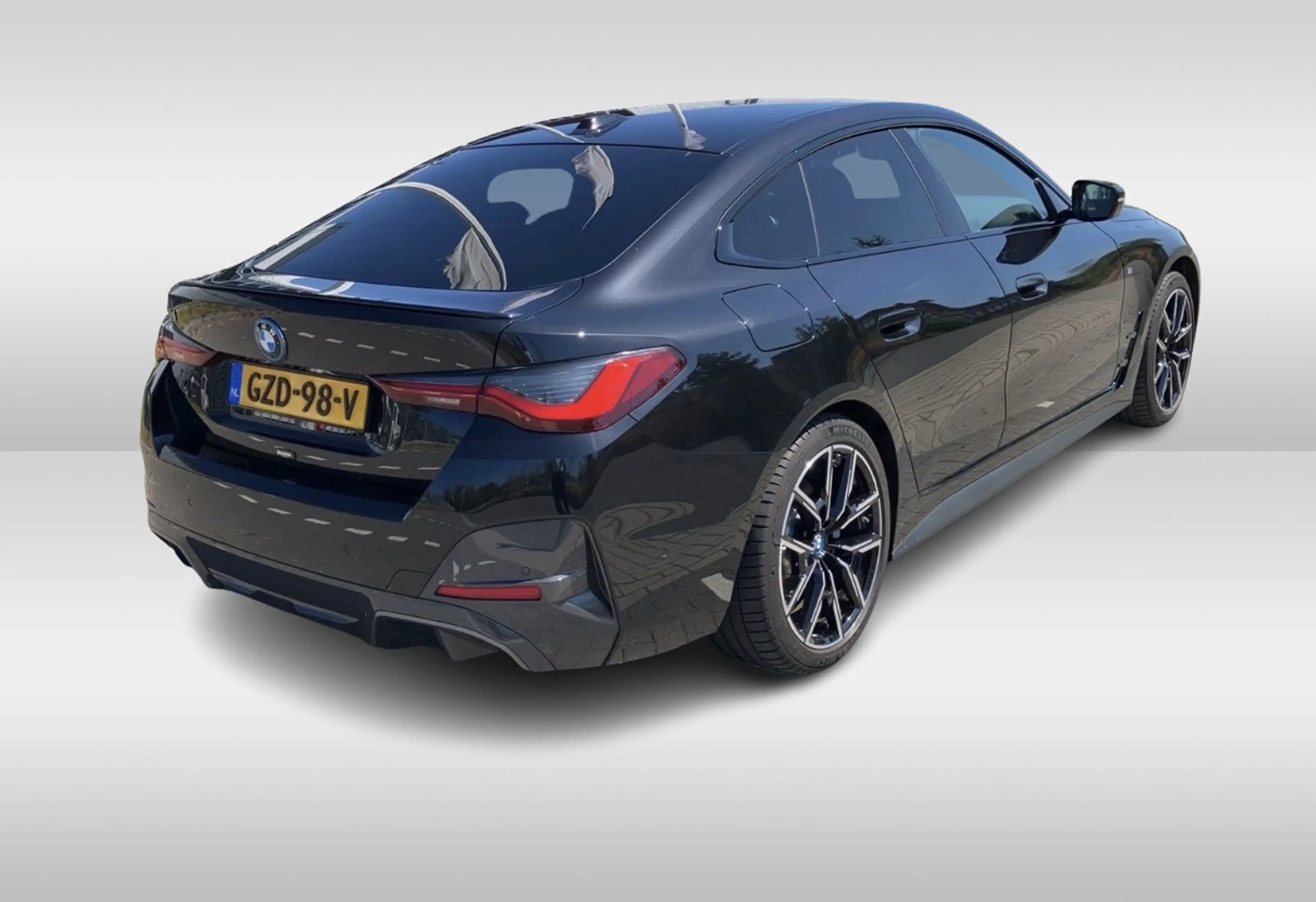 BMW i4 eDrive35 70 kWh M Sport / Camera / Leer&Alcantara — photo 2