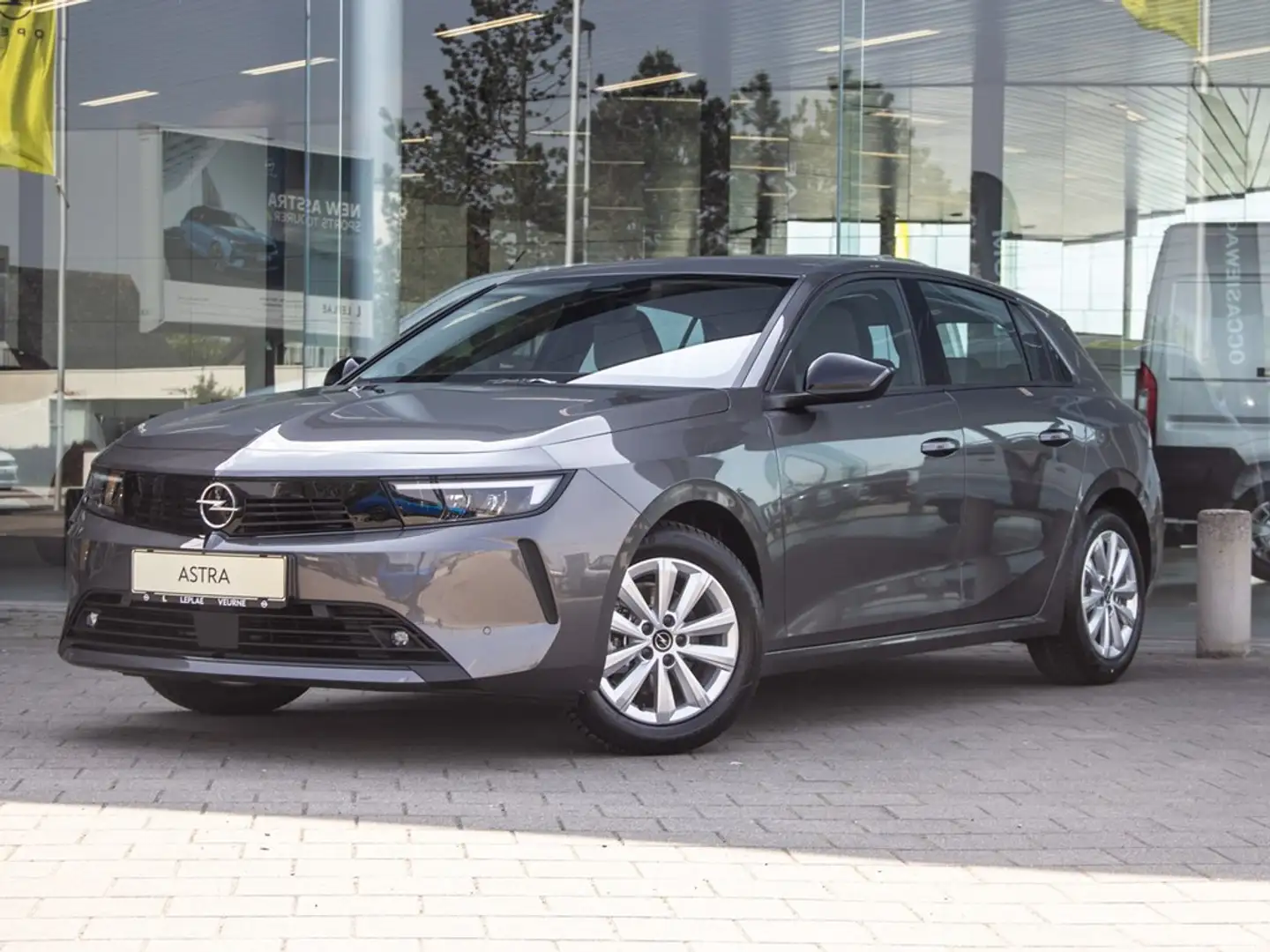 Opel Astra EDITION 5D 1.2 110PK |STOCK|DIRECT LEVERBAAR| Grijs - 1