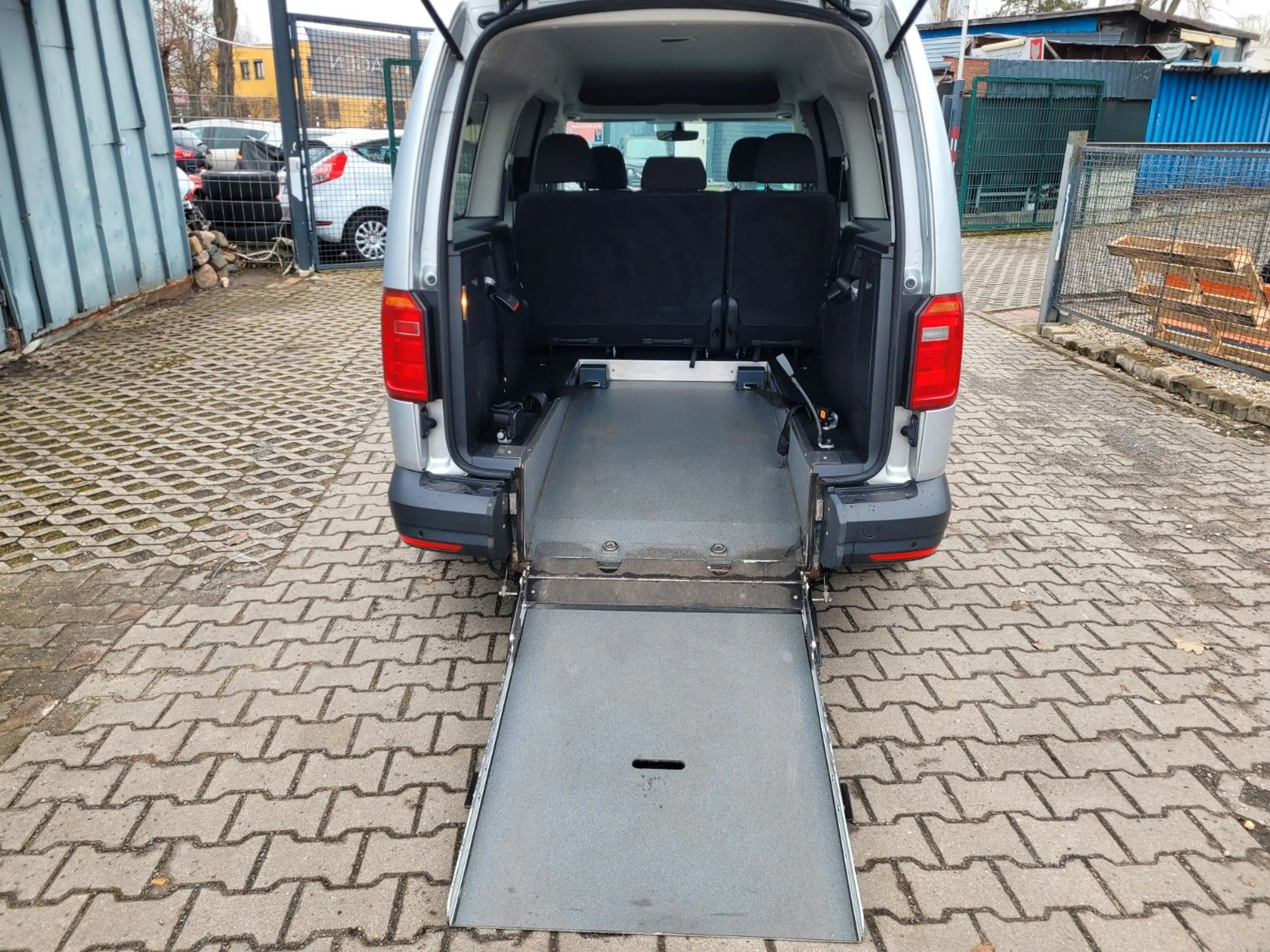 Volkswagen Caddy Caddy MaxRollstuhlrampe — photo 11
