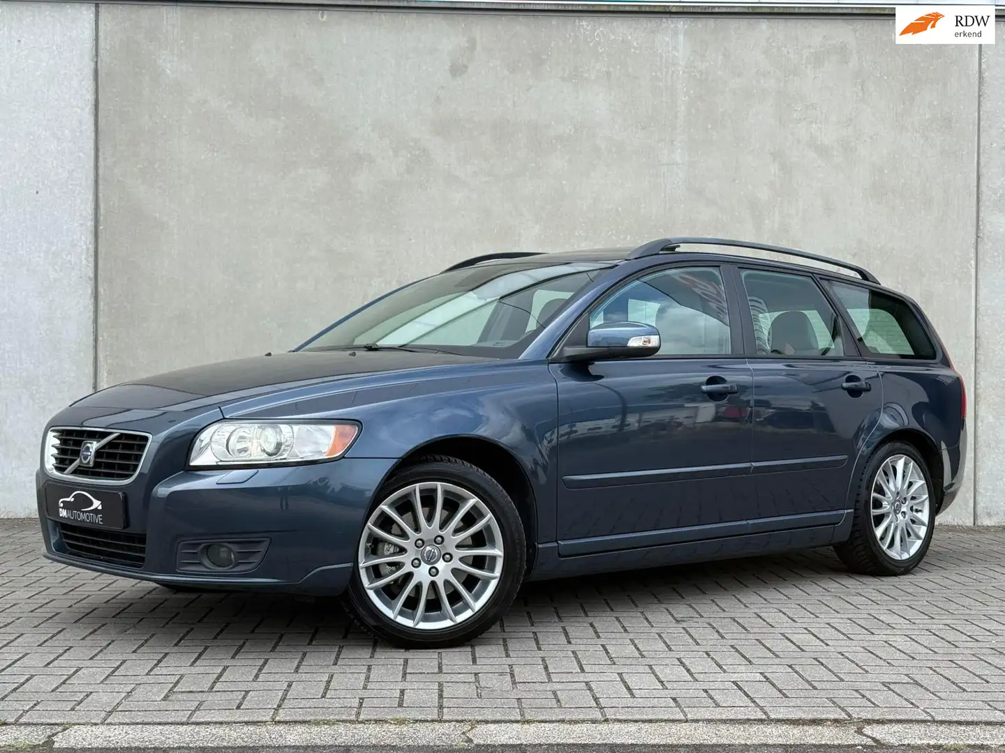Volvo V50 2.4i Momentum, automaat, leer, xenon Blauw - 1