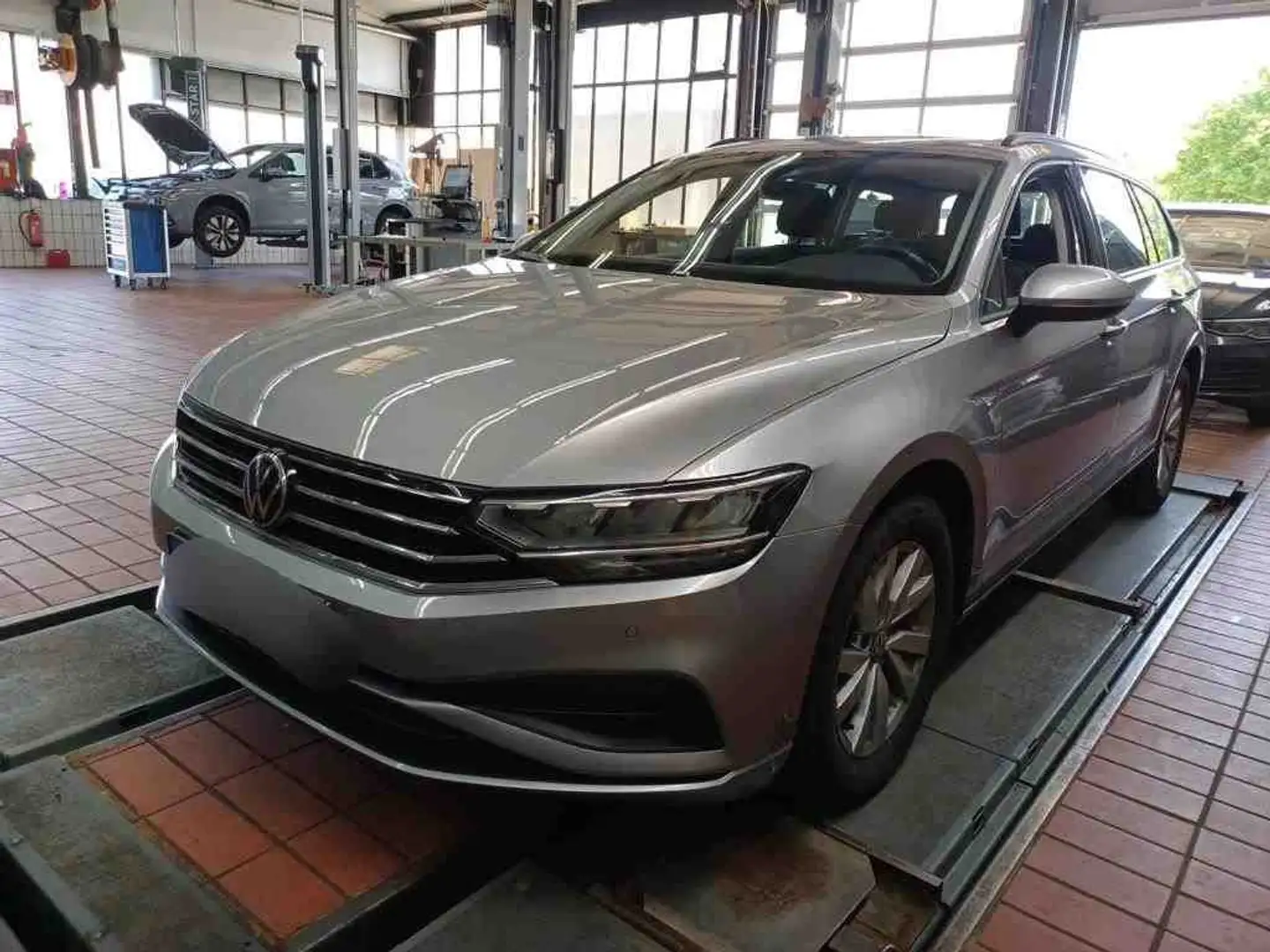 Volkswagen Passat Variant 2.0 TDI DSG *LED *RKAM *APP *TEMPO *NAVI *SHZ *DA Silber - 2