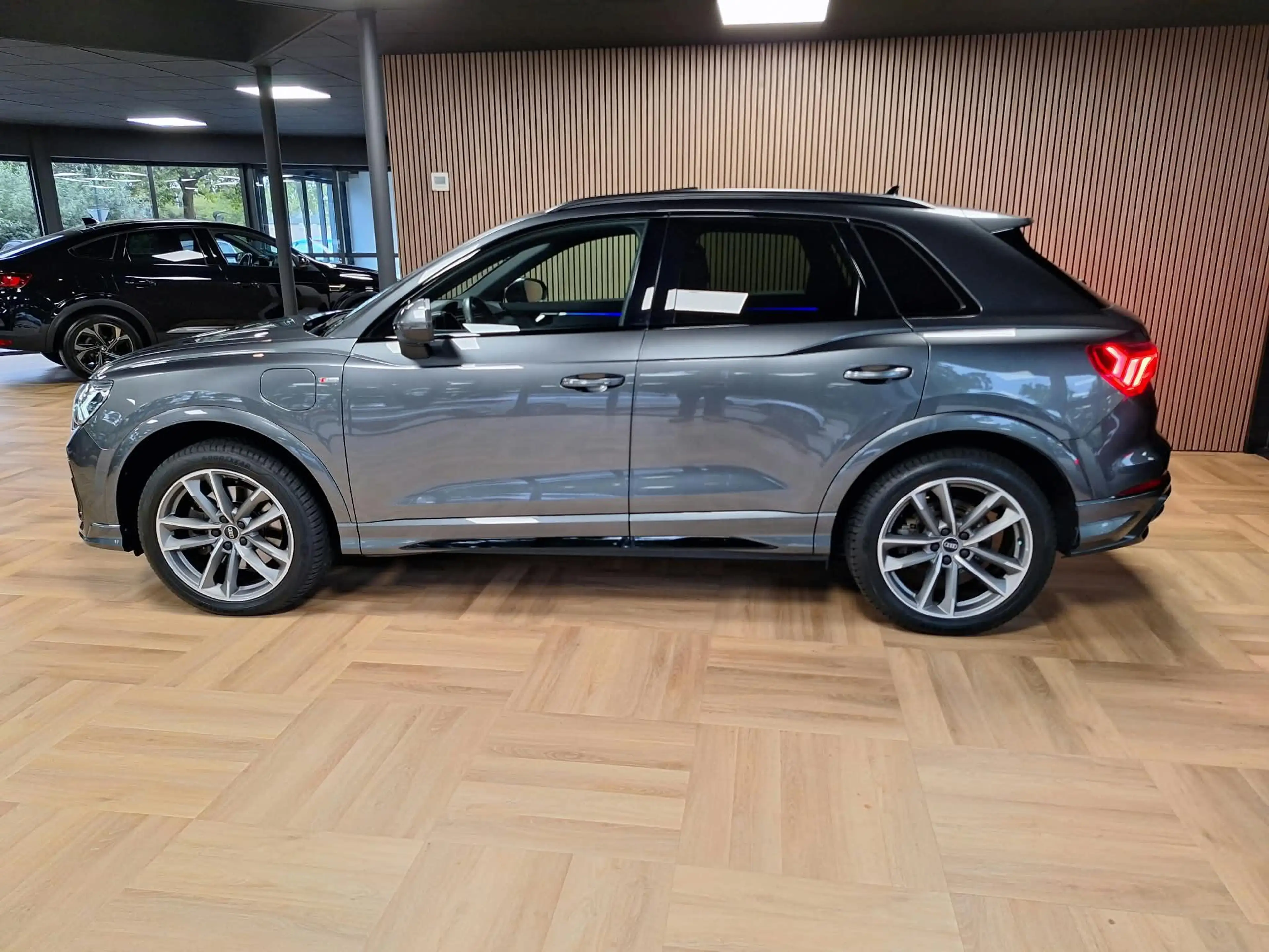 Audi Q3 45 TFSI e S edition PHEV NAP/Pano/Trekh/Ambient — photo 5
