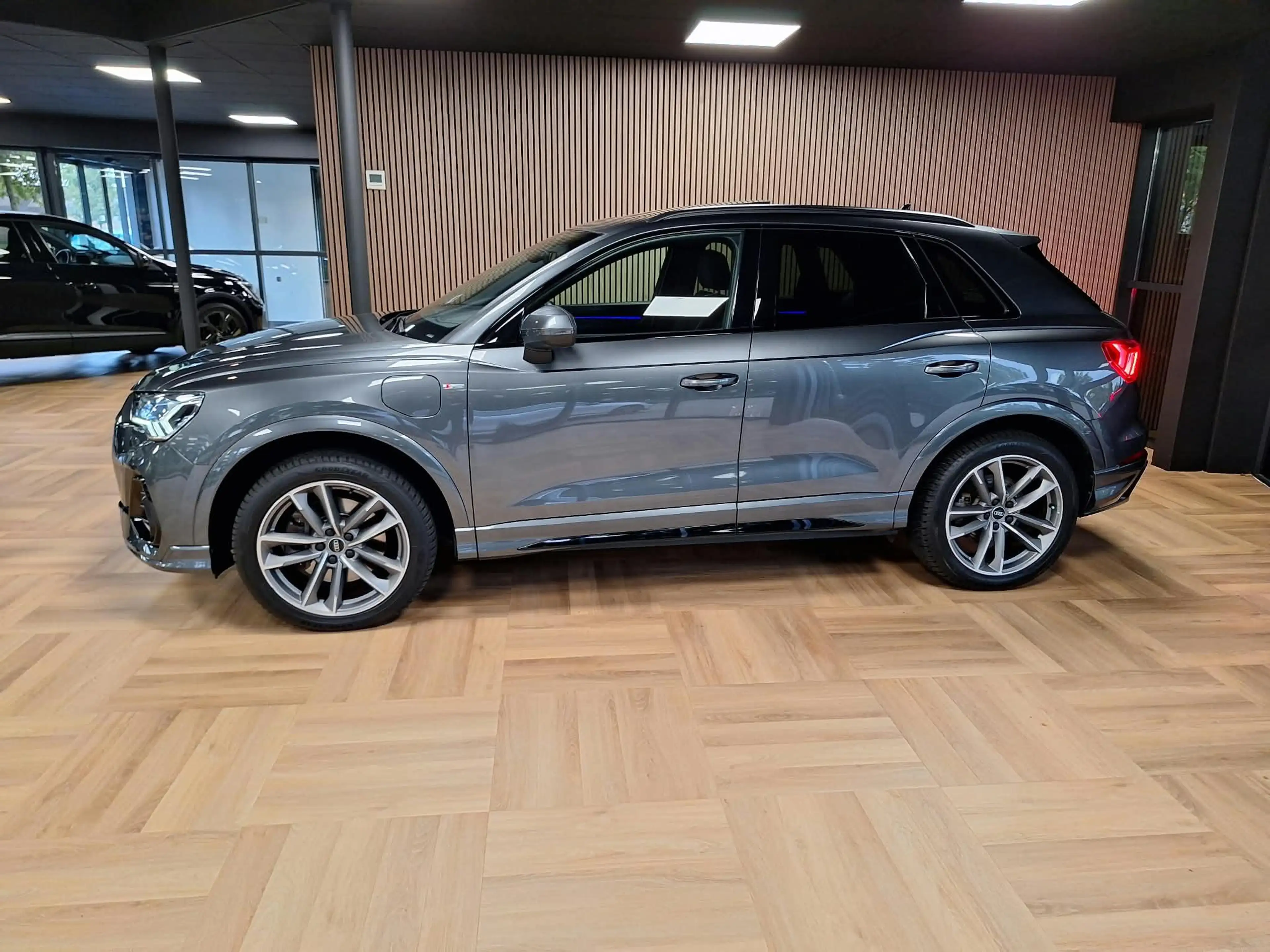 Audi Q3 45 TFSI e S edition PHEV NAP/Pano/Trekh/Ambient — photo 4