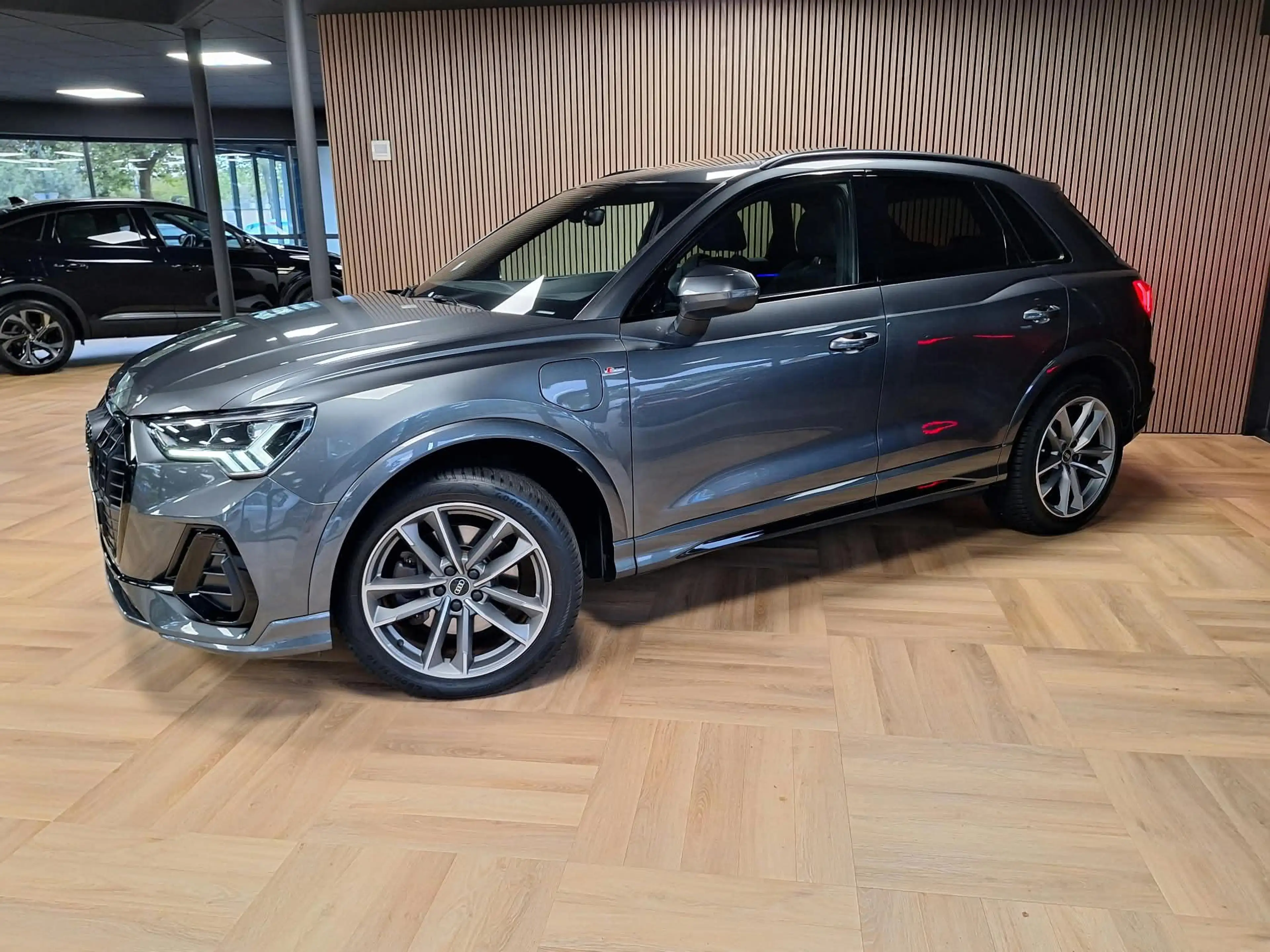 Audi Q3 45 TFSI e S edition PHEV NAP/Pano/Trekh/Ambient — photo 3