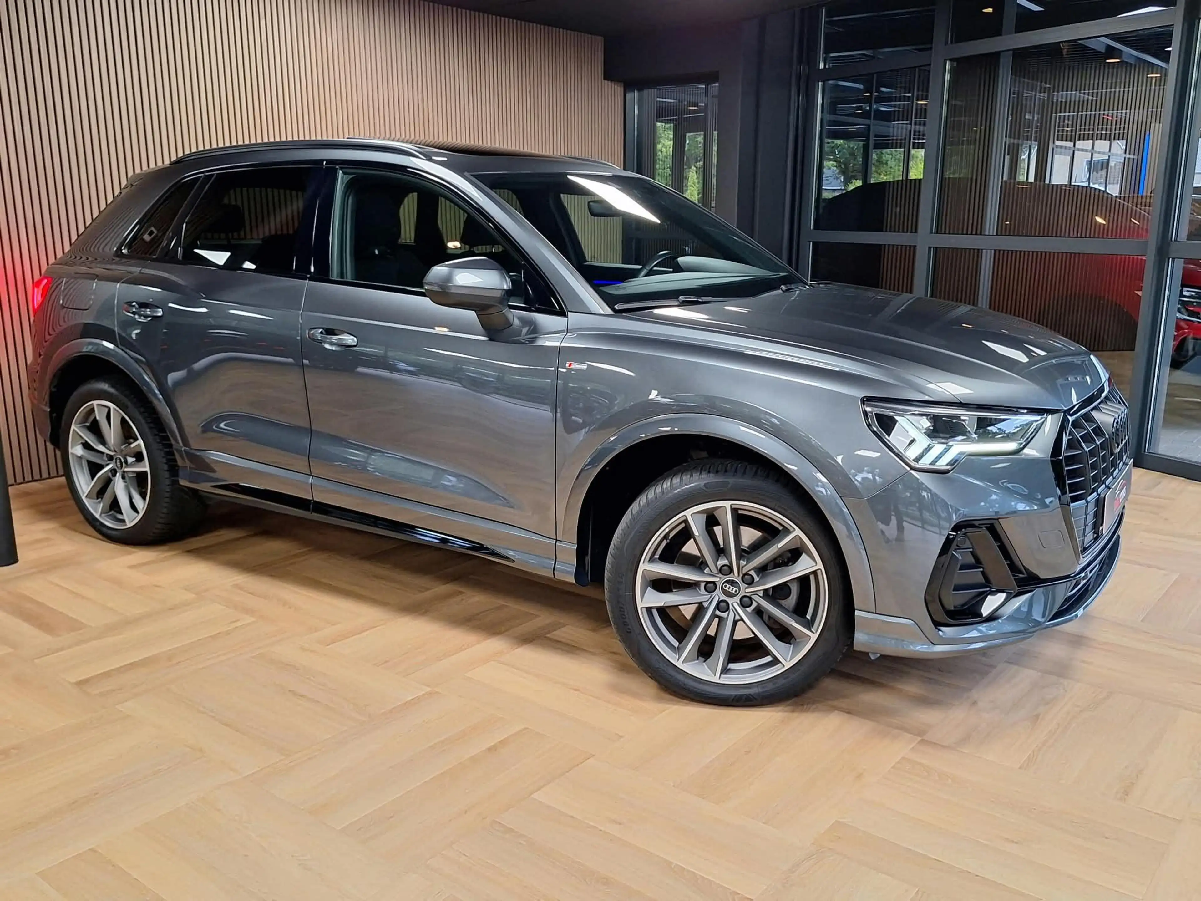 Audi Q3 45 TFSI e S edition PHEV NAP/Pano/Trekh/Ambient — photo 12