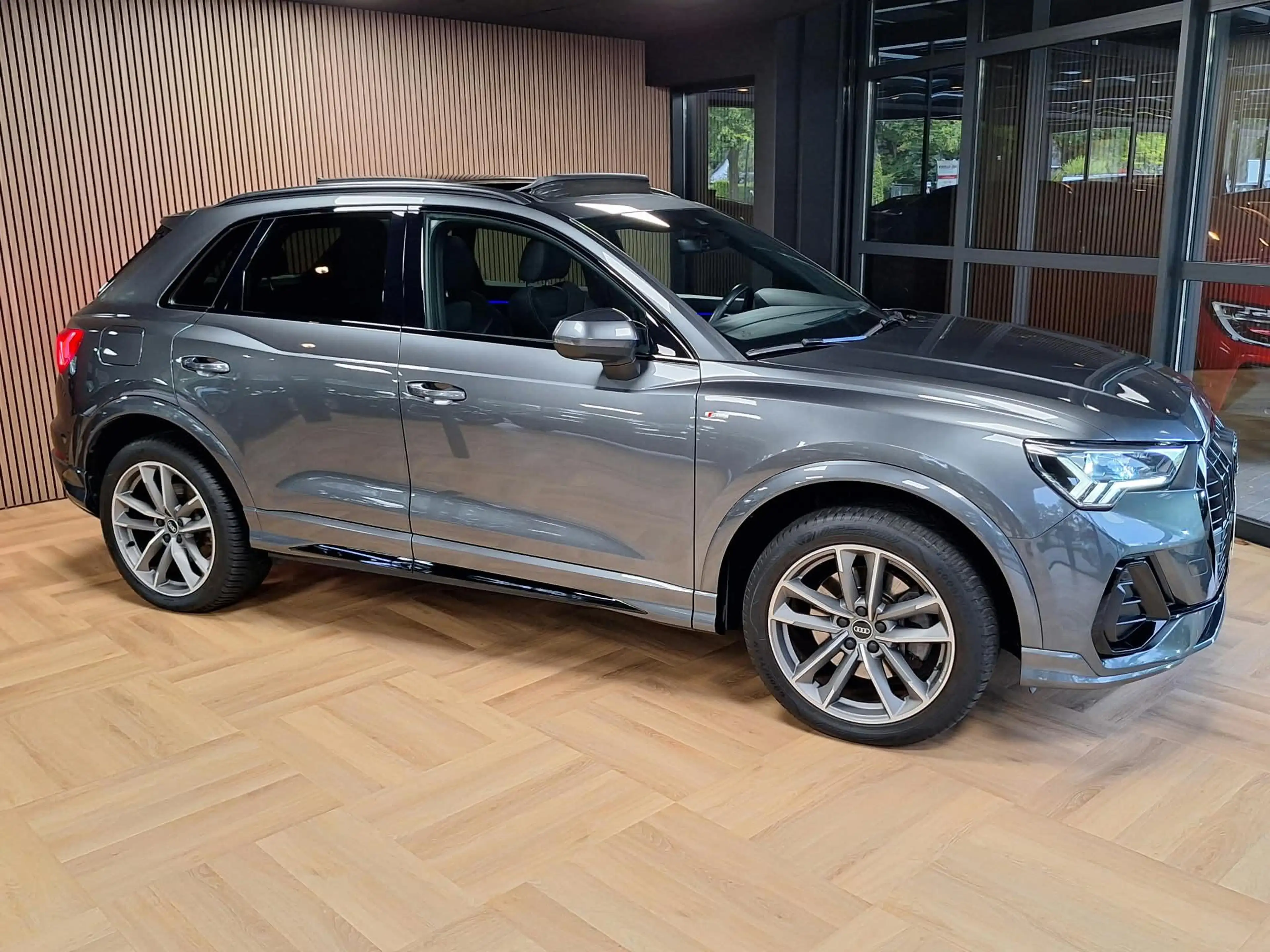 Audi Q3 45 TFSI e S edition PHEV NAP/Pano/Trekh/Ambient — photo 14