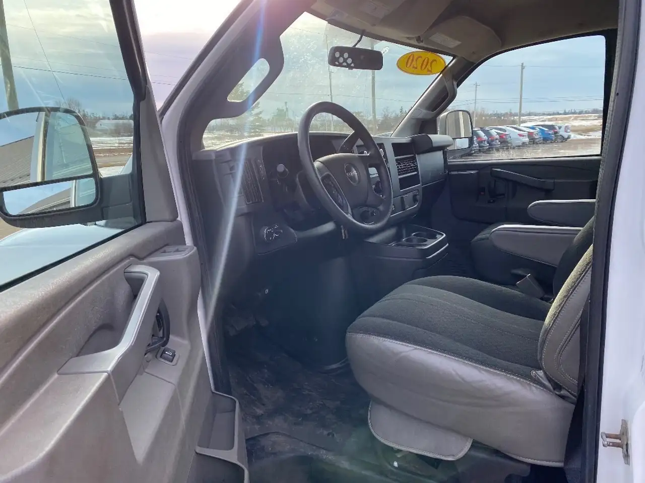 GMC Savana снимка GMC Savana