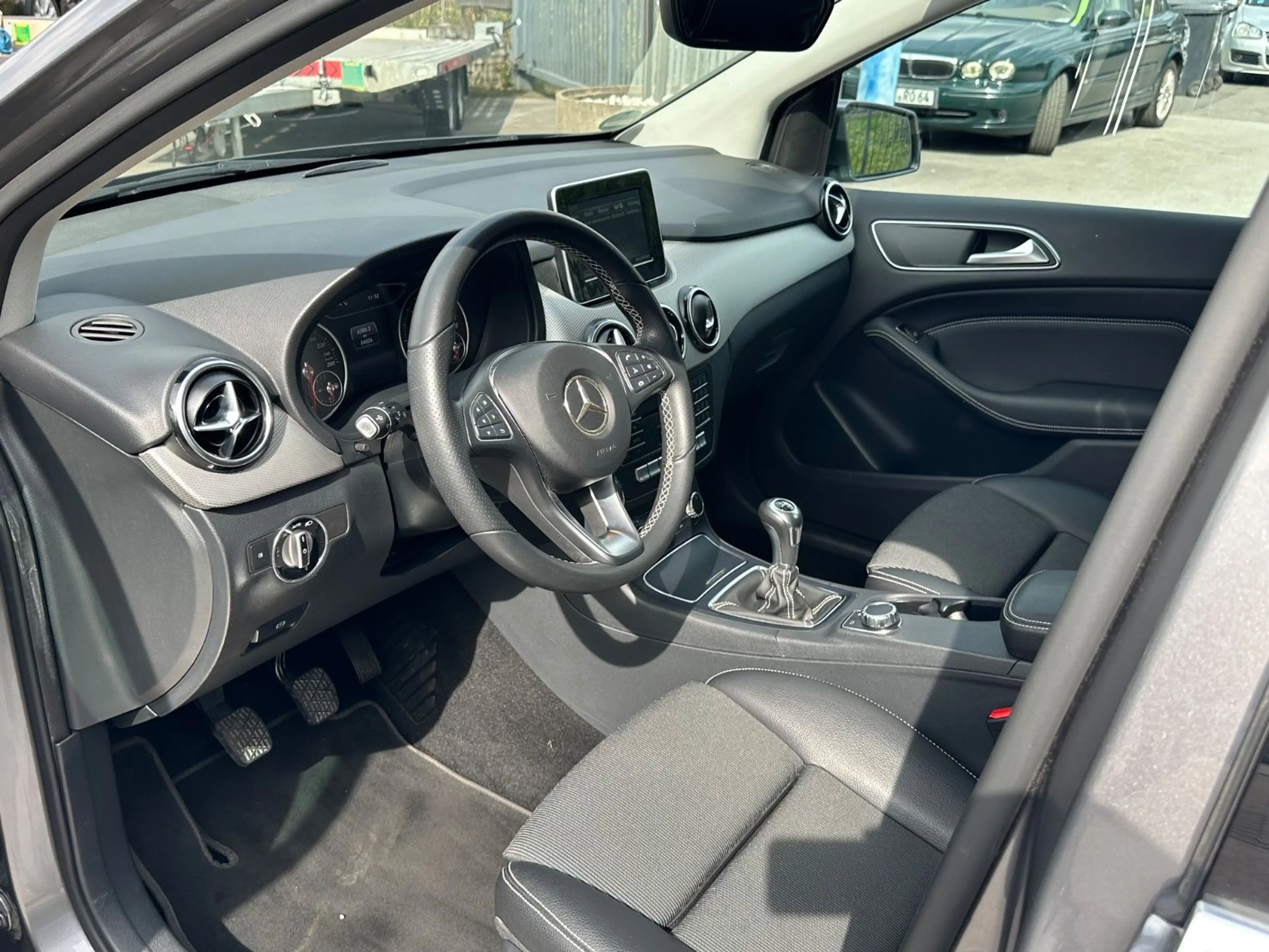 Mercedes-Benz B 180 d Score LED NAVI 1. Hand AHK — photo 4