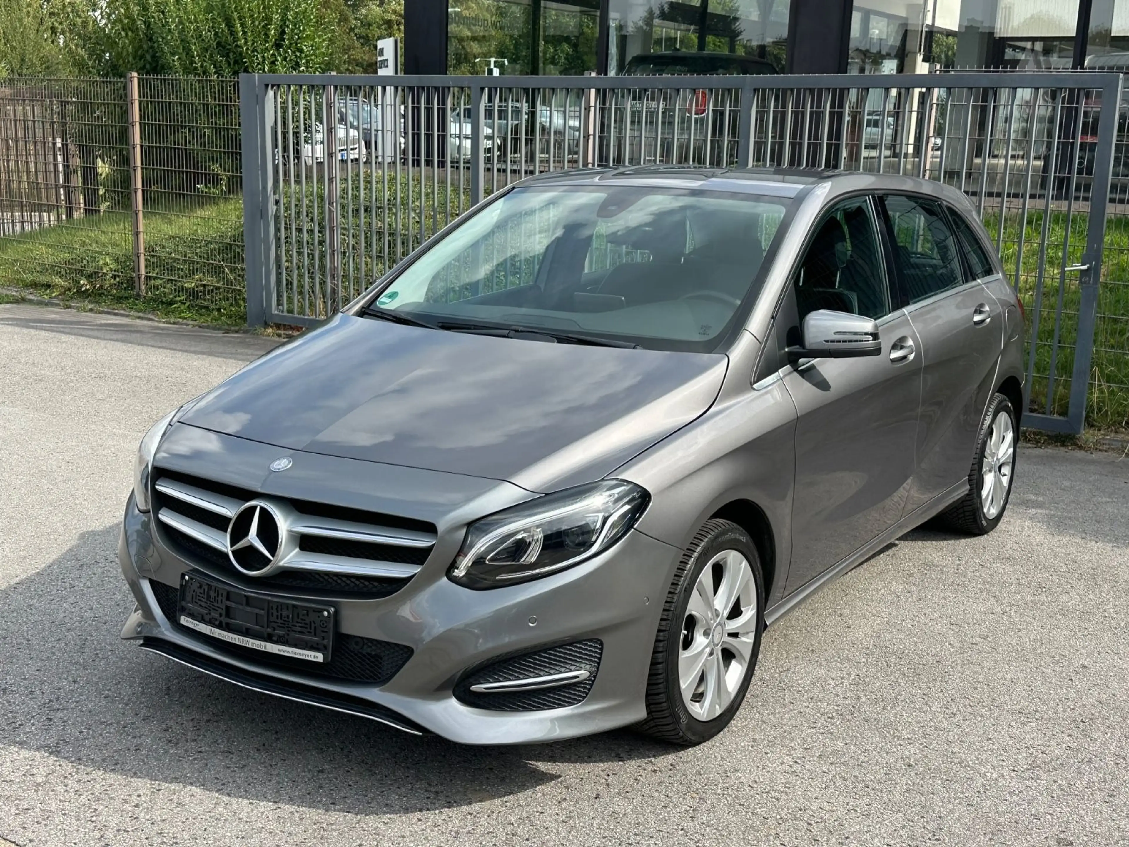 Mercedes-Benz B 180 d Score LED NAVI 1. Hand AHK