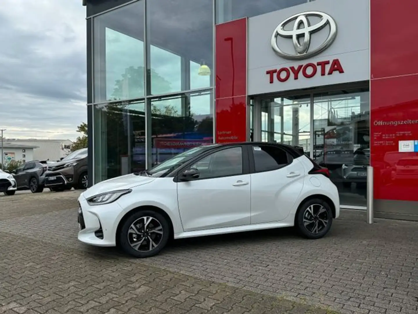 Toyota Yaris & 1.5 Black & White Black&White +FLA+SpurH Schwarz - 2