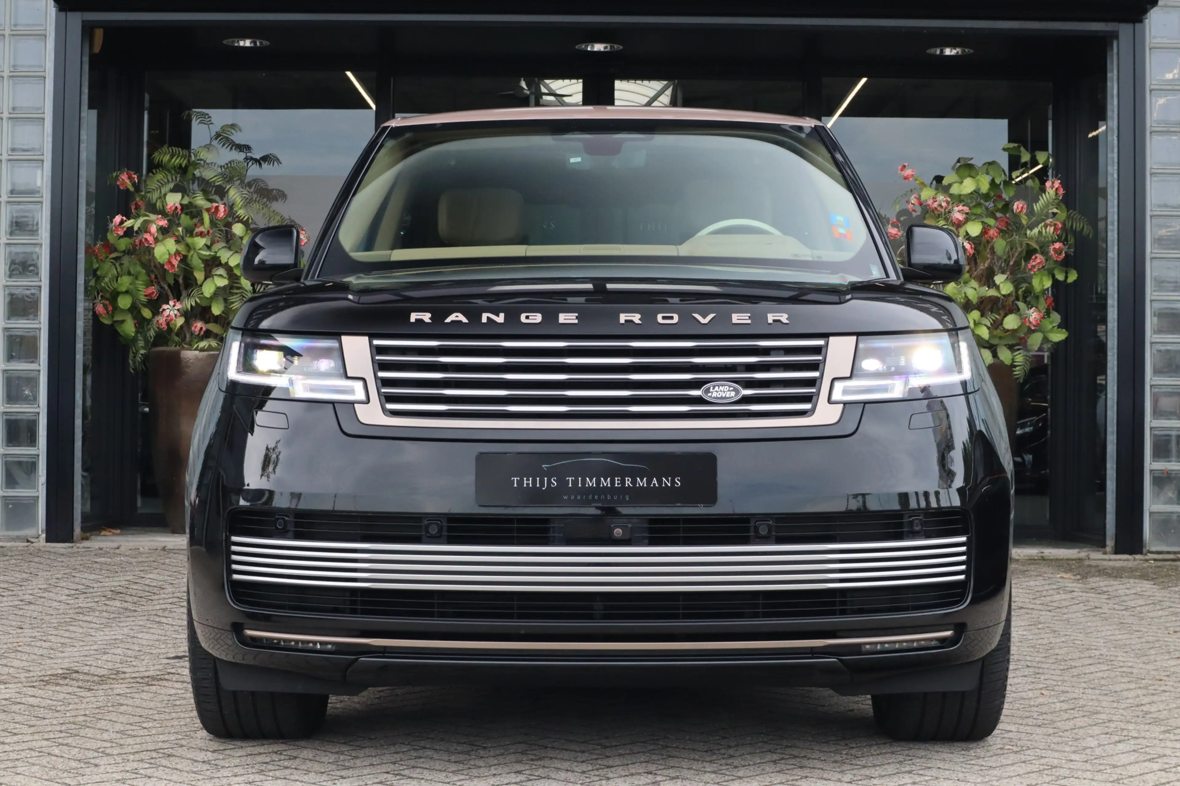 Land Rover Range Rover P550e SV | Meridian Signature Audio, Achterasbestu — photo 2