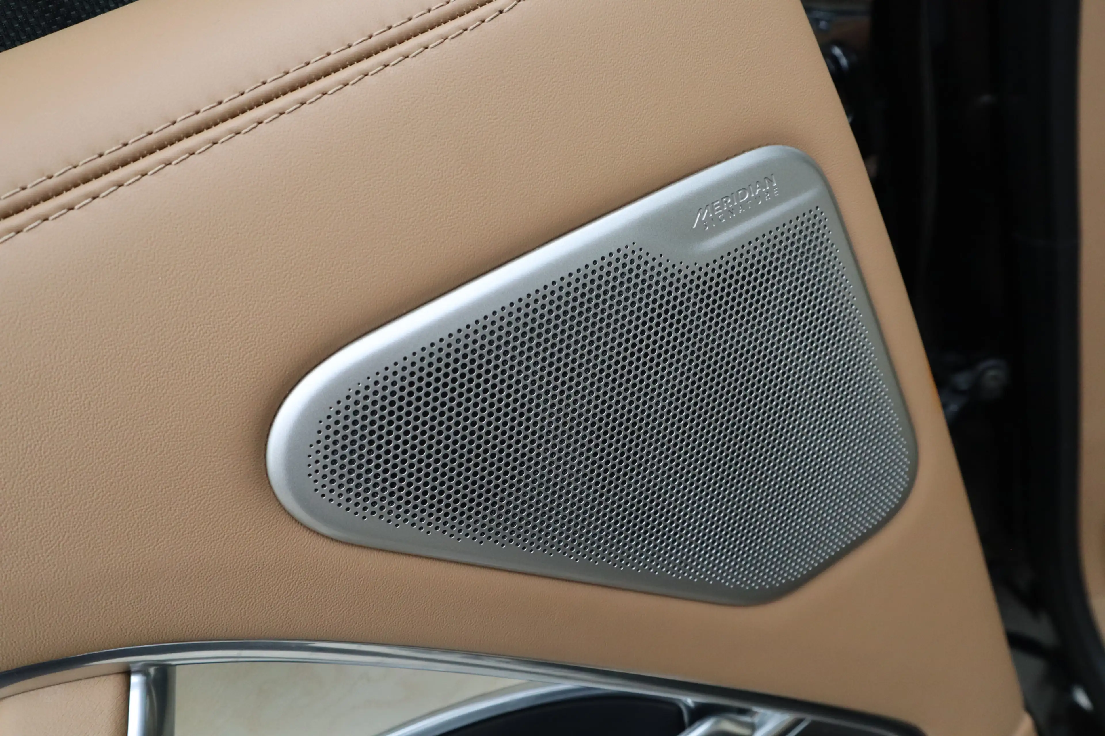 Land Rover Range Rover P550e SV | Meridian Signature Audio, Achterasbestu — photo 19