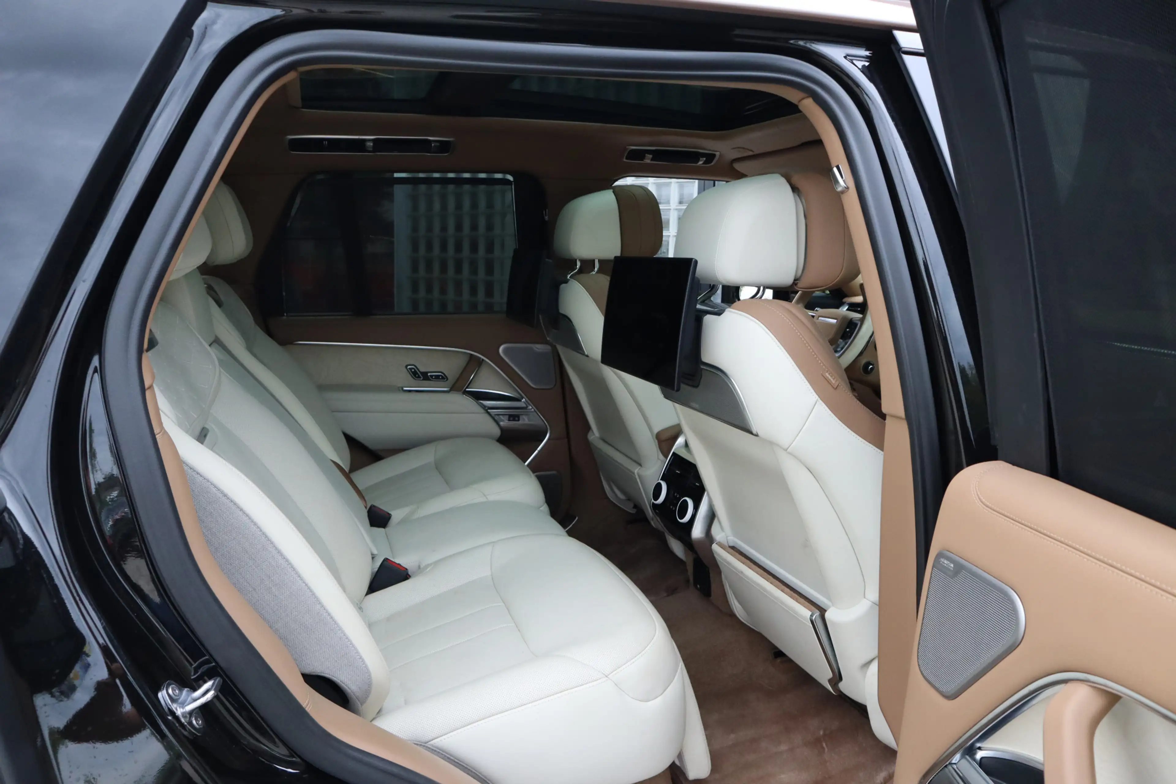 Land Rover Range Rover P550e SV | Meridian Signature Audio, Achterasbestu — photo 17