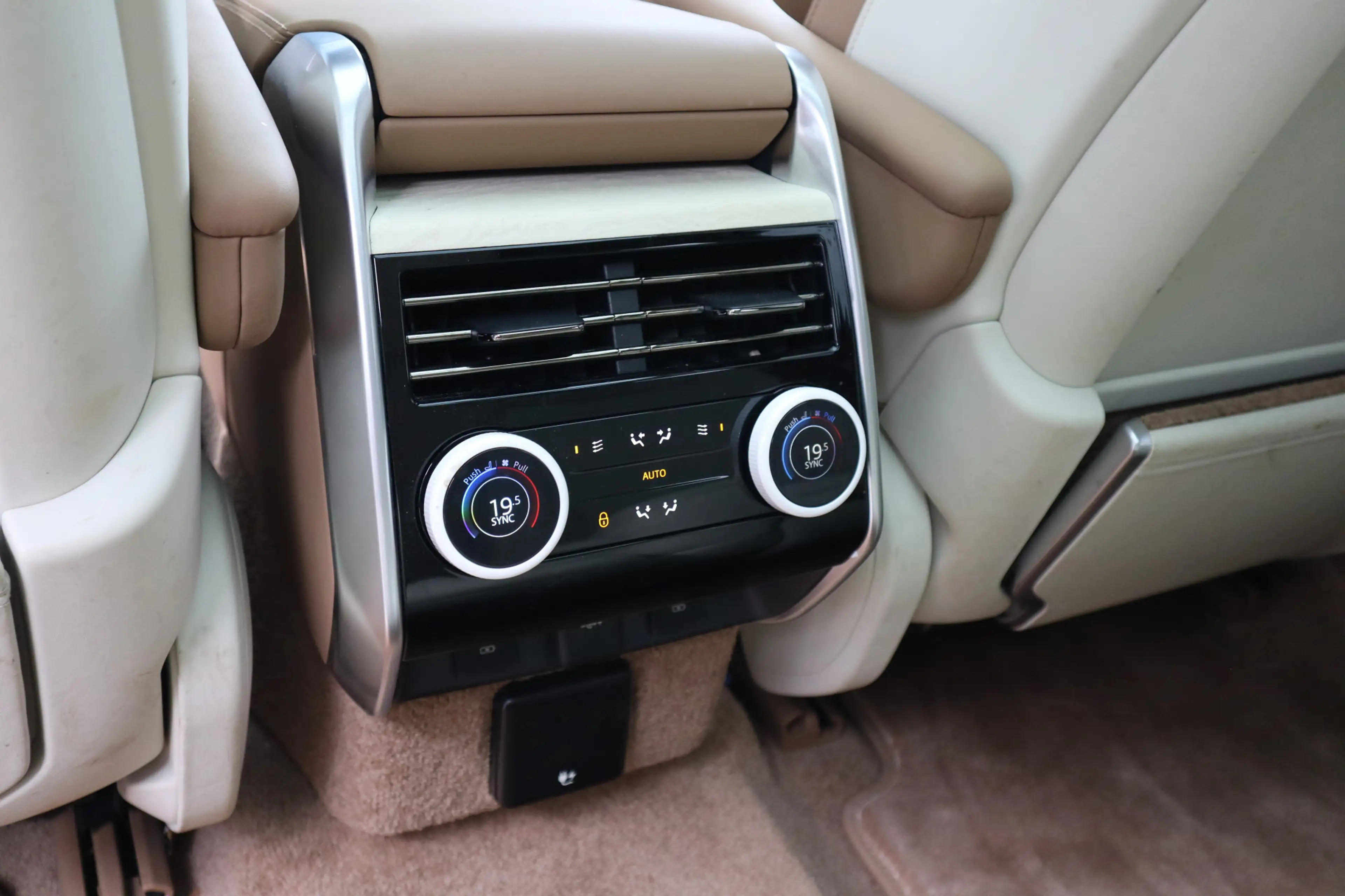 Land Rover Range Rover P550e SV | Meridian Signature Audio, Achterasbestu — photo 21