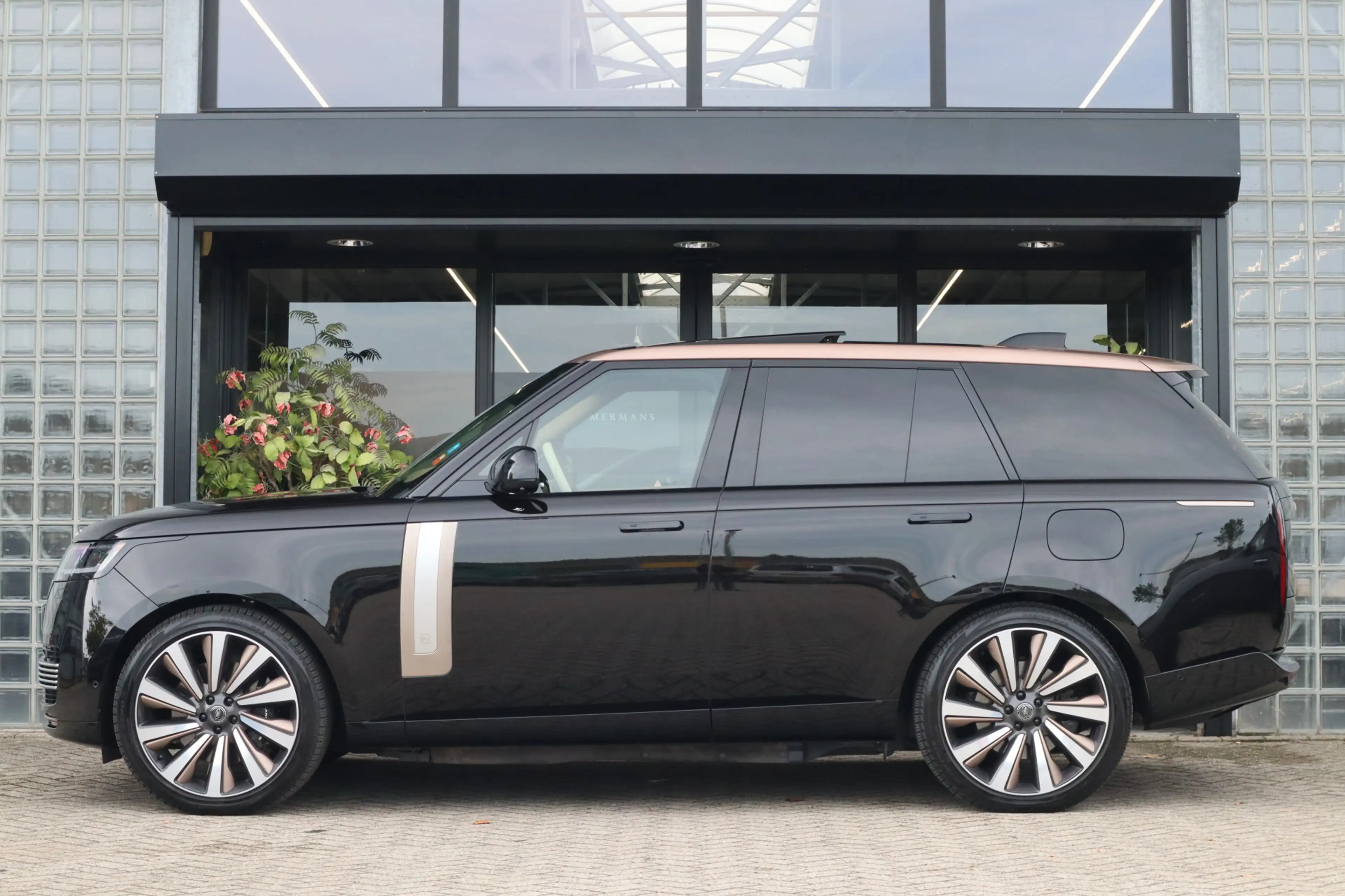 Land Rover Range Rover P550e SV | Meridian Signature Audio, Achterasbestu — photo 3