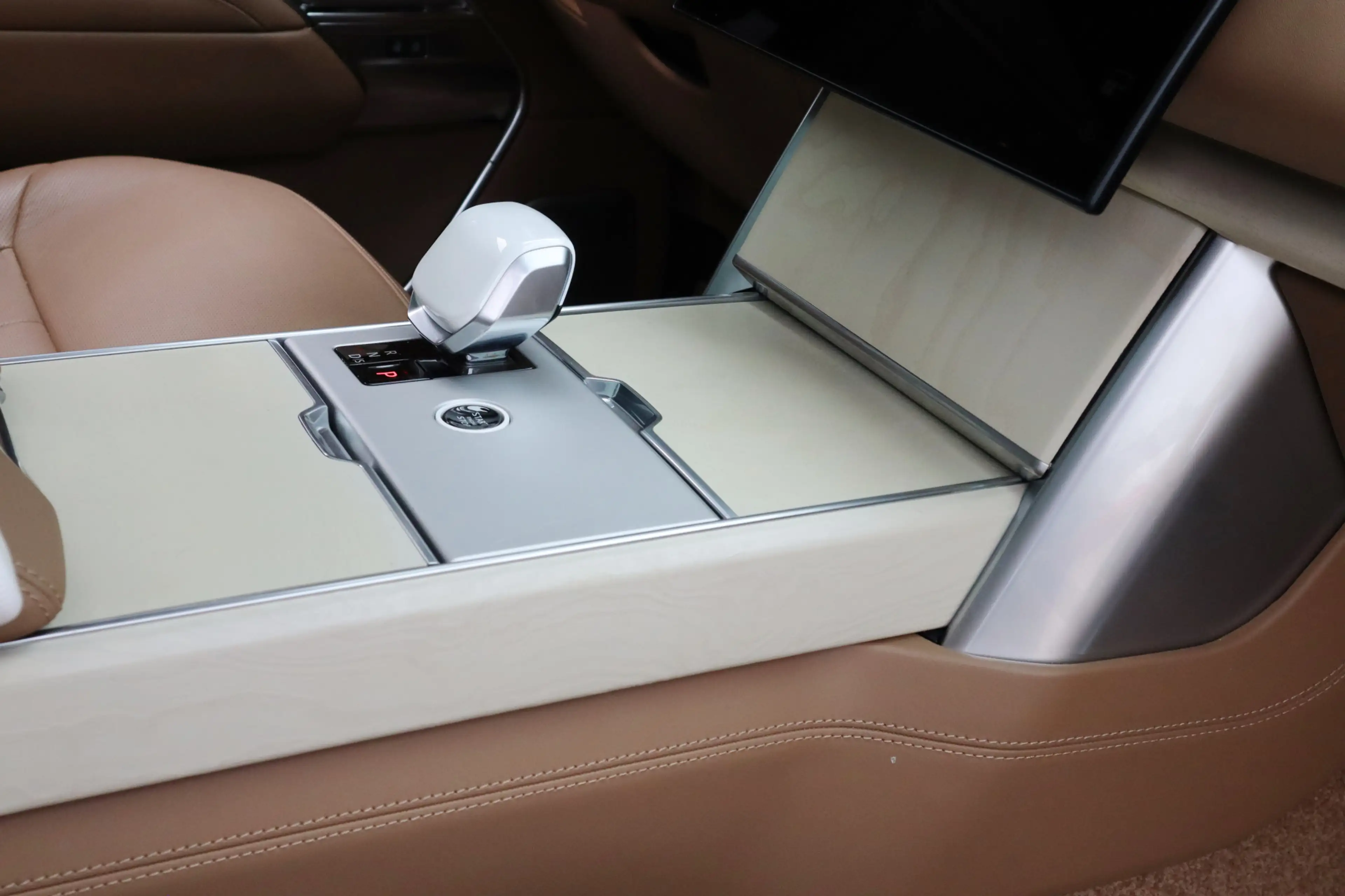 Land Rover Range Rover P550e SV | Meridian Signature Audio, Achterasbestu — photo 16
