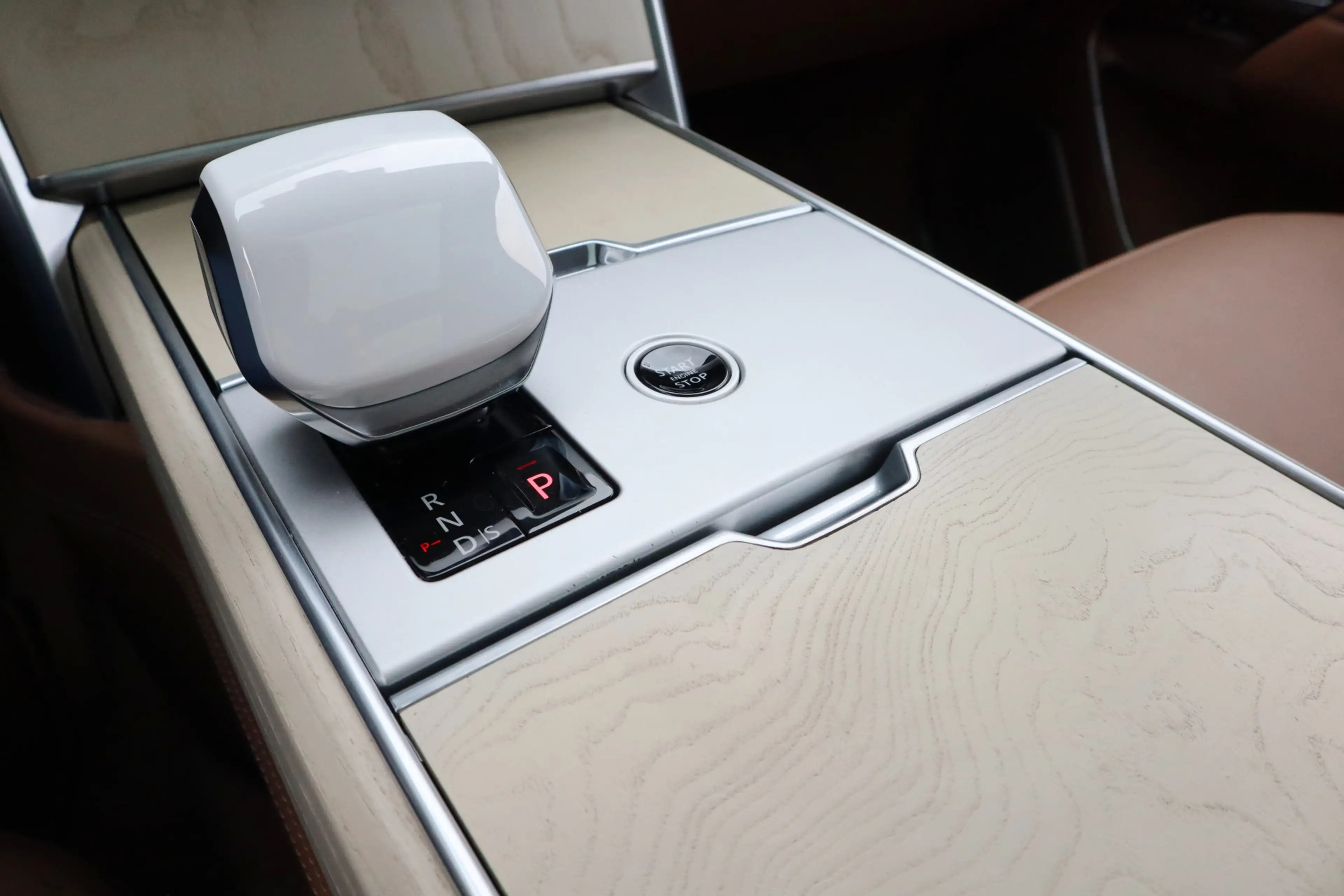 Land Rover Range Rover P550e SV | Meridian Signature Audio, Achterasbestu — photo 34