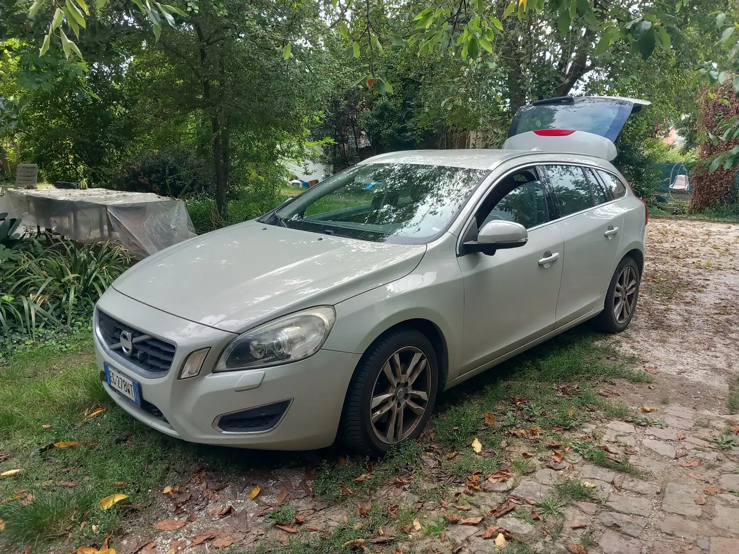 Volvo V60 2.4 d5 Momentum Bronzo - 1