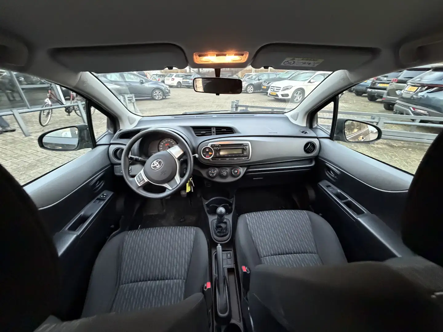 Toyota Yaris 1.0 VVT-i Now Airco/Trekhaak/Nette staat Grijs - 2