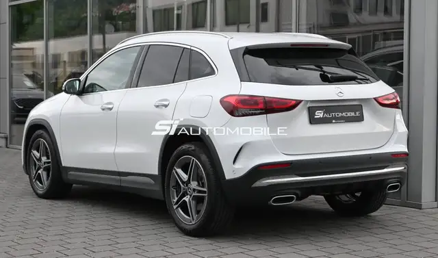 Mercedes-Benz GLA view 3