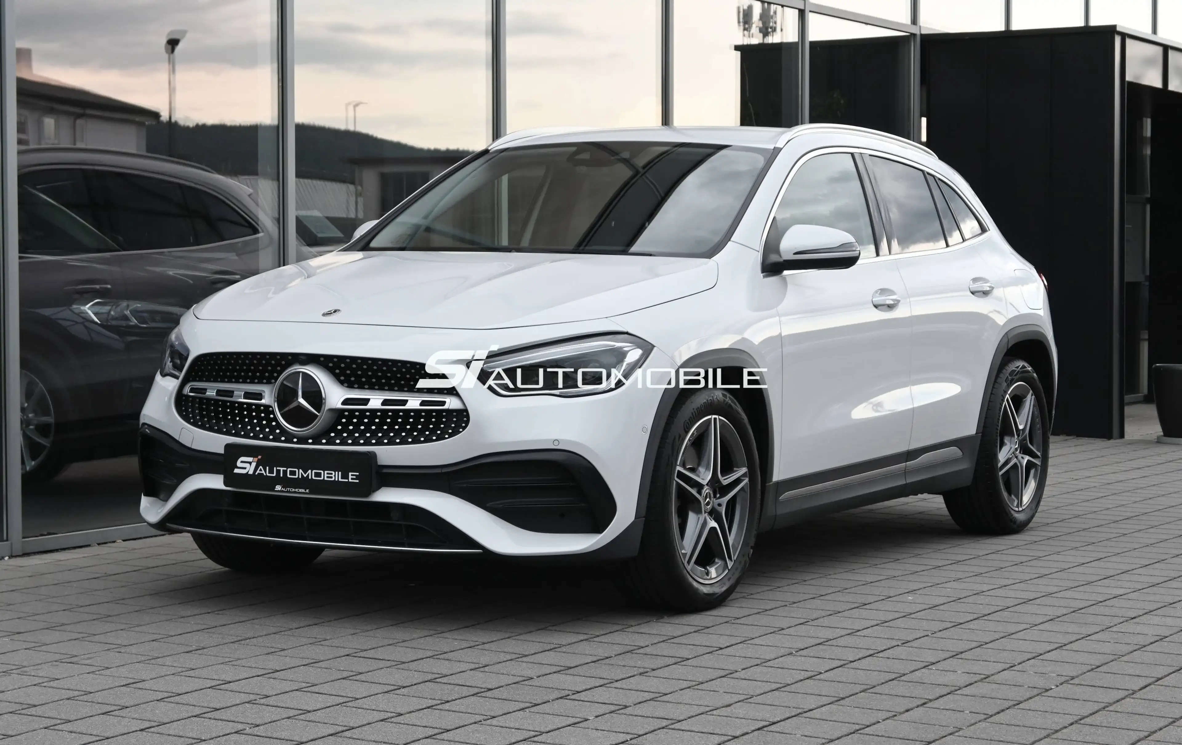 Mercedes-Benz GLA 250 AMG Line *DISTRONIC*HUD*STANDHEIZ*KAMERA*KEYLESS*