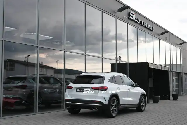Mercedes-Benz GLA view 5