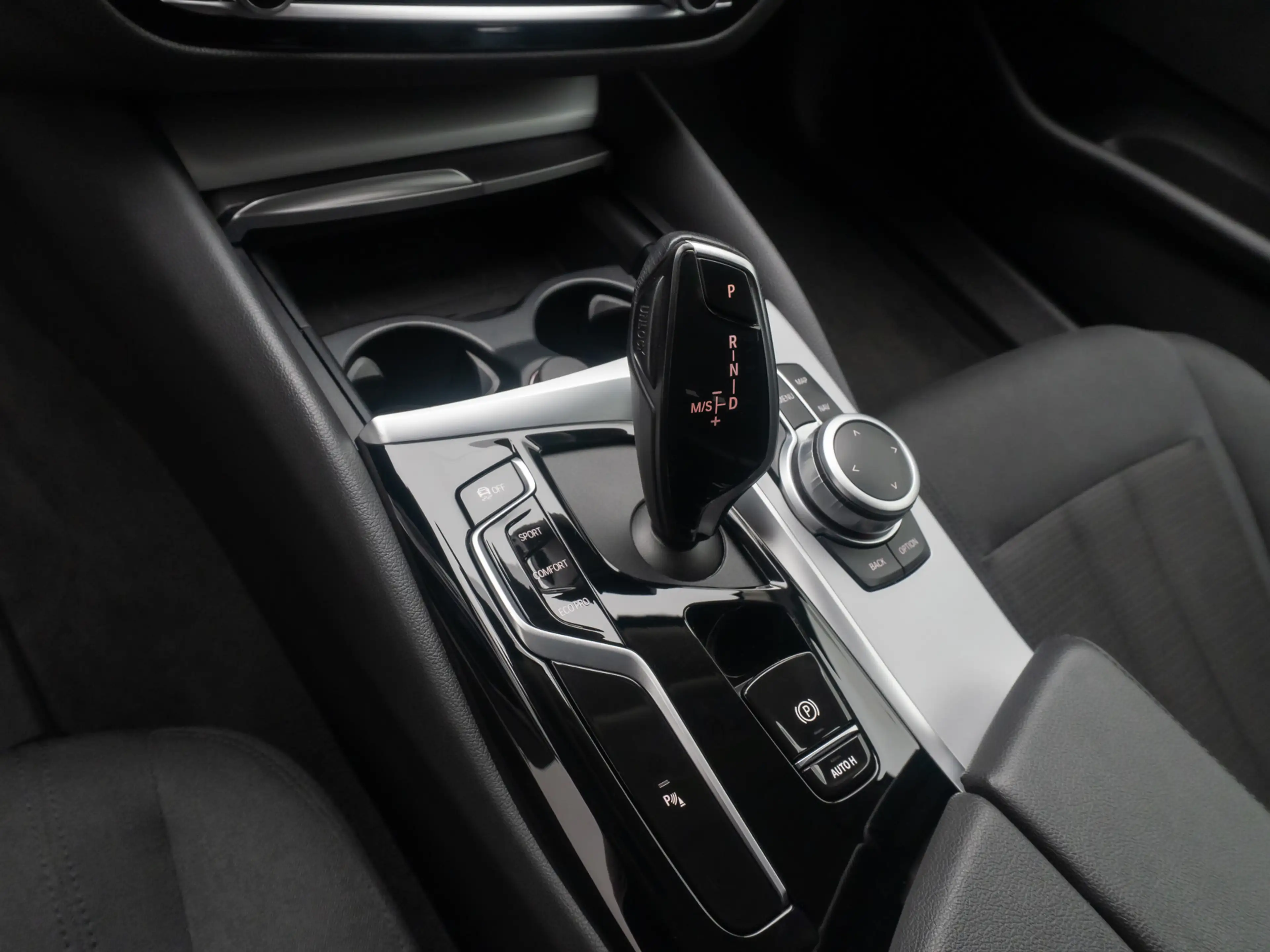 BMW 520 Kamera DAB 4xKlima Alarm GeschwindigReg — photo 23