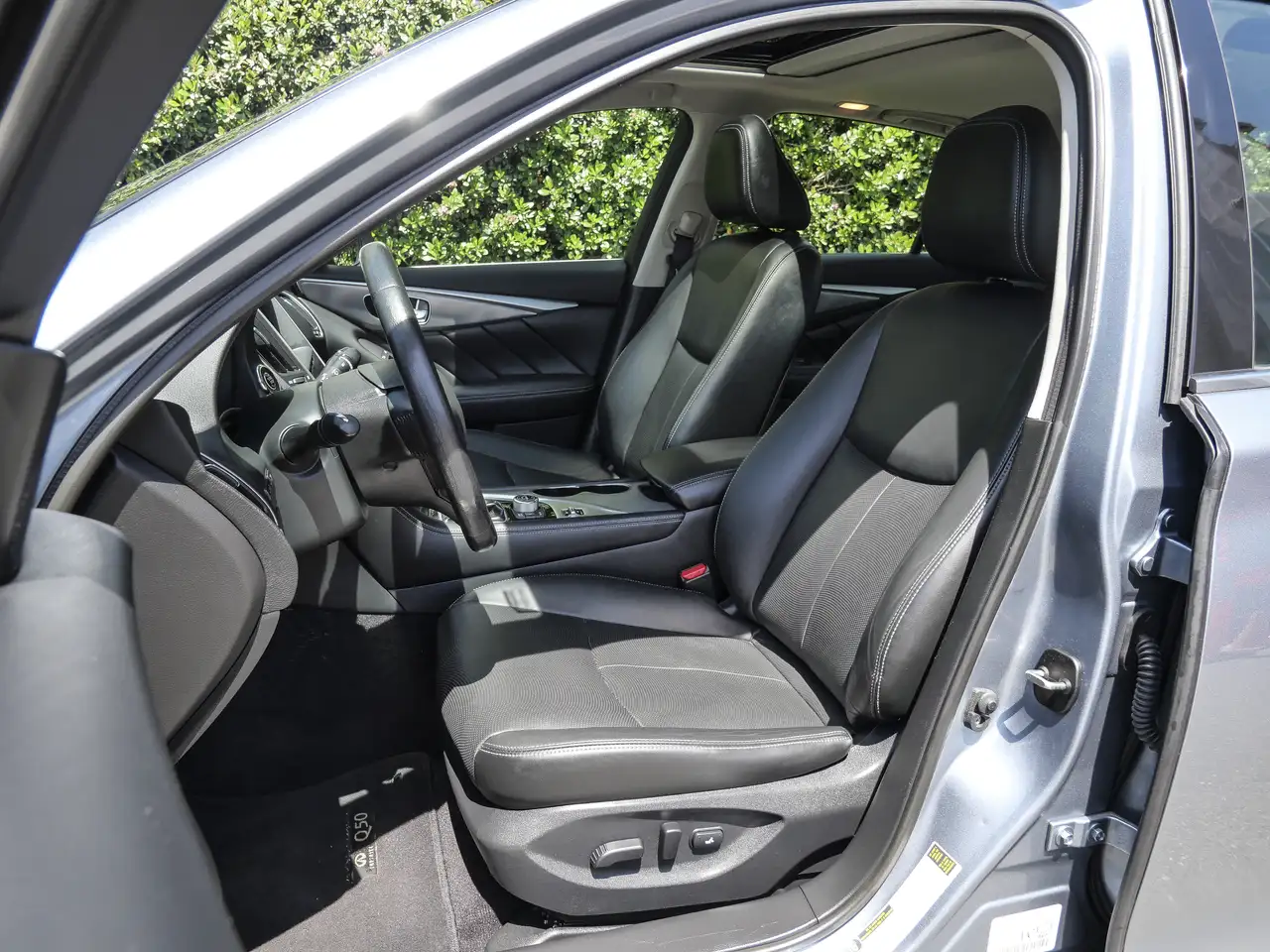 Infiniti Q50 снимка Infiniti Q50